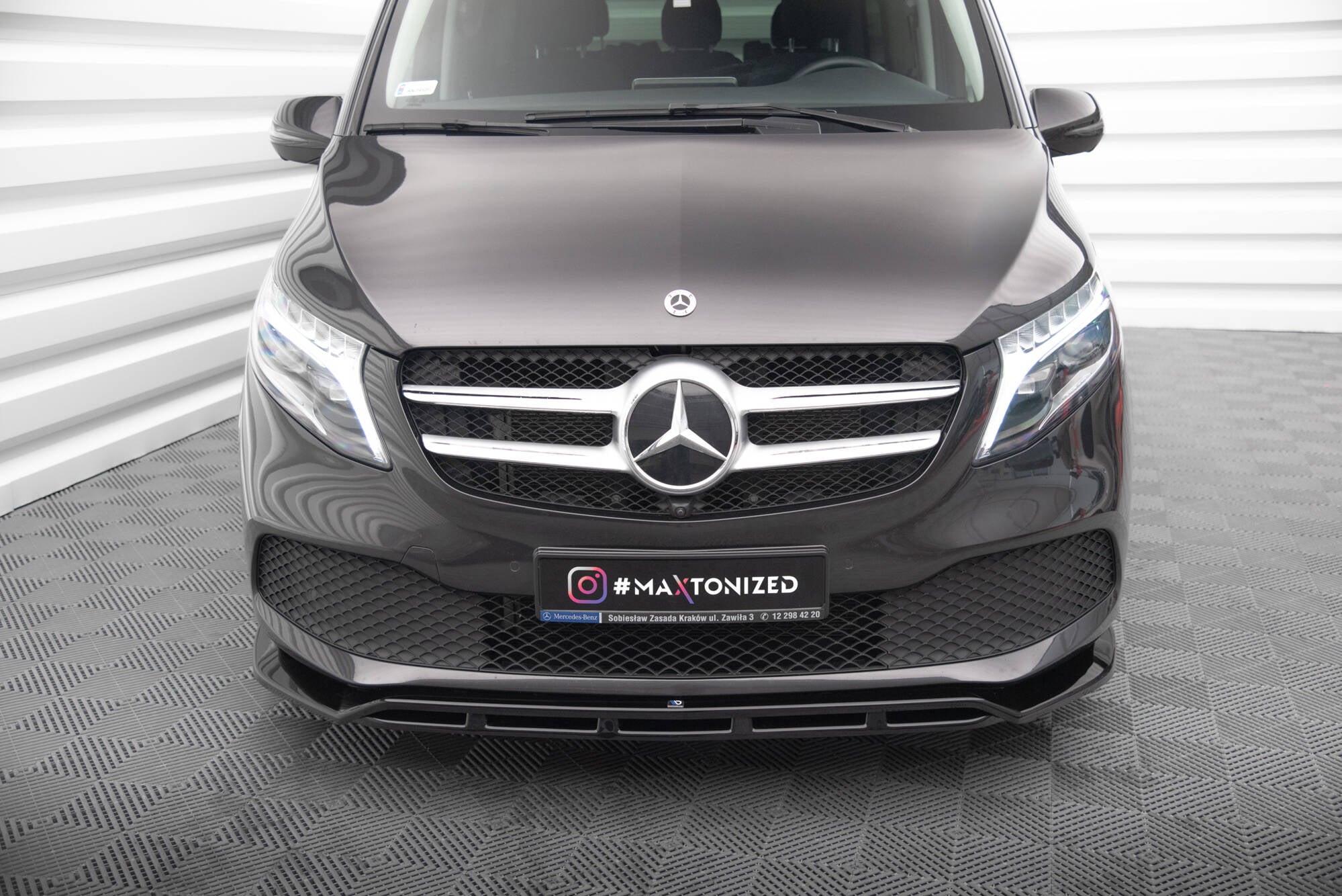 Frontleppe til Mercedes V-Class W447 Facelift V.2 med kromdetaljer og LED-lys på sportslig støtfanger.