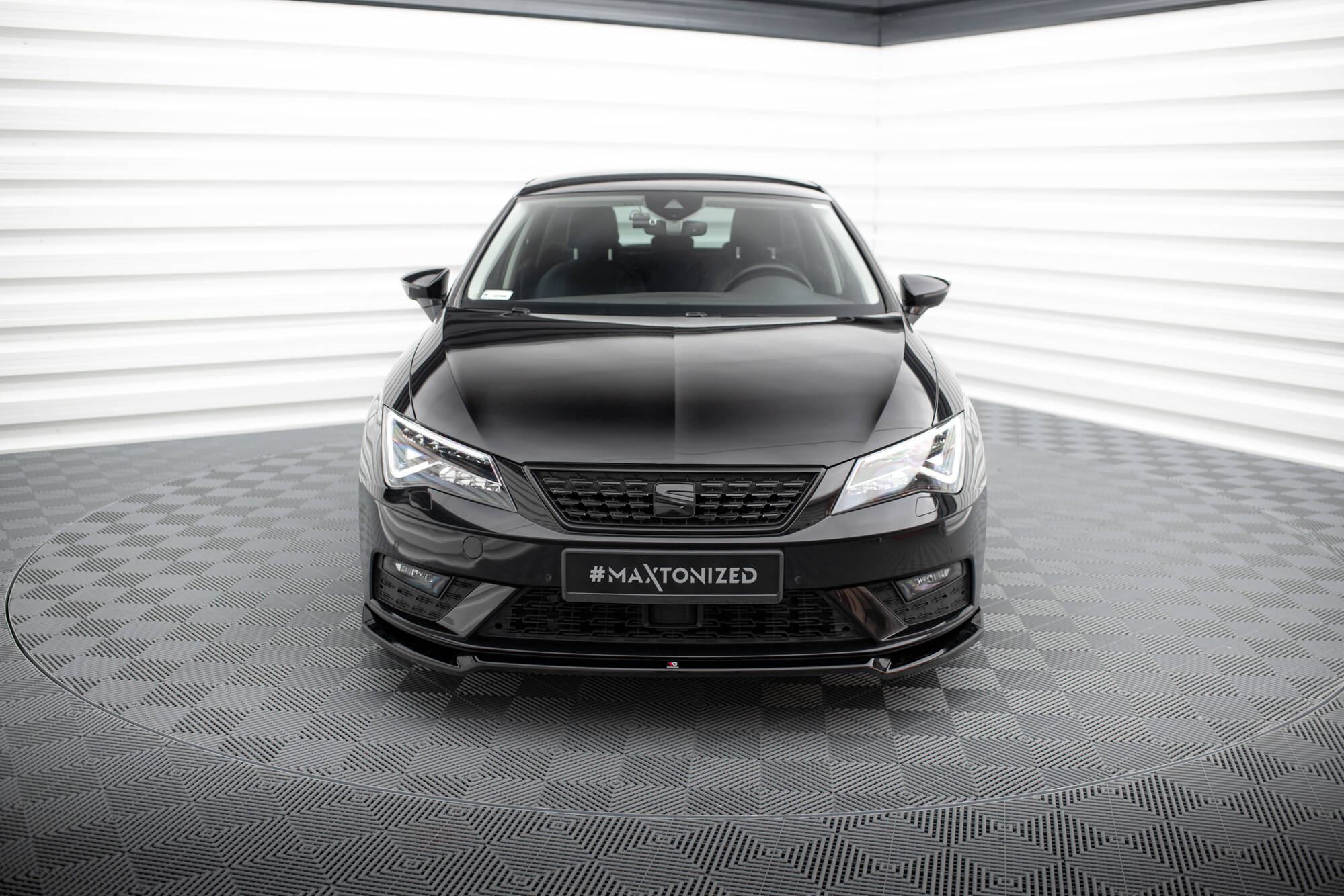 Frontleppe Seat Leon MK3 Facelift V.2 montert på svart bil med LED-lykter og sort grill, sett forfra.