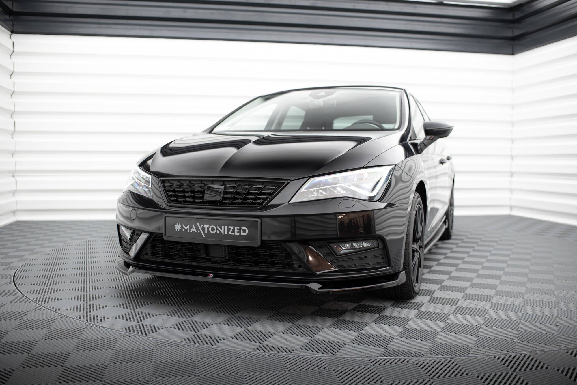 Frontspoiler Seat Leon MK3 Facelift V.2 montert på sort bil med LED-frontlykter og svart grill.