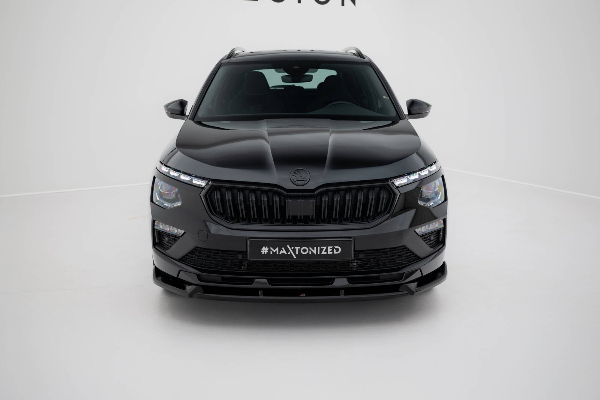 Frontleppe på Skoda Kamiq Monte Carlo MK1 Facelift V.2 med sporty detaljer sett forfra.