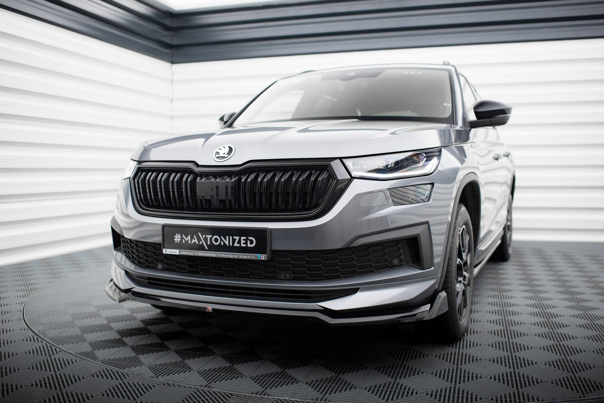 Frontspoiler Skoda Kodiaq Sportline MK1 Facelift V.2 på grå SUV med sorte grilldetaljer og LED-frontlykter.