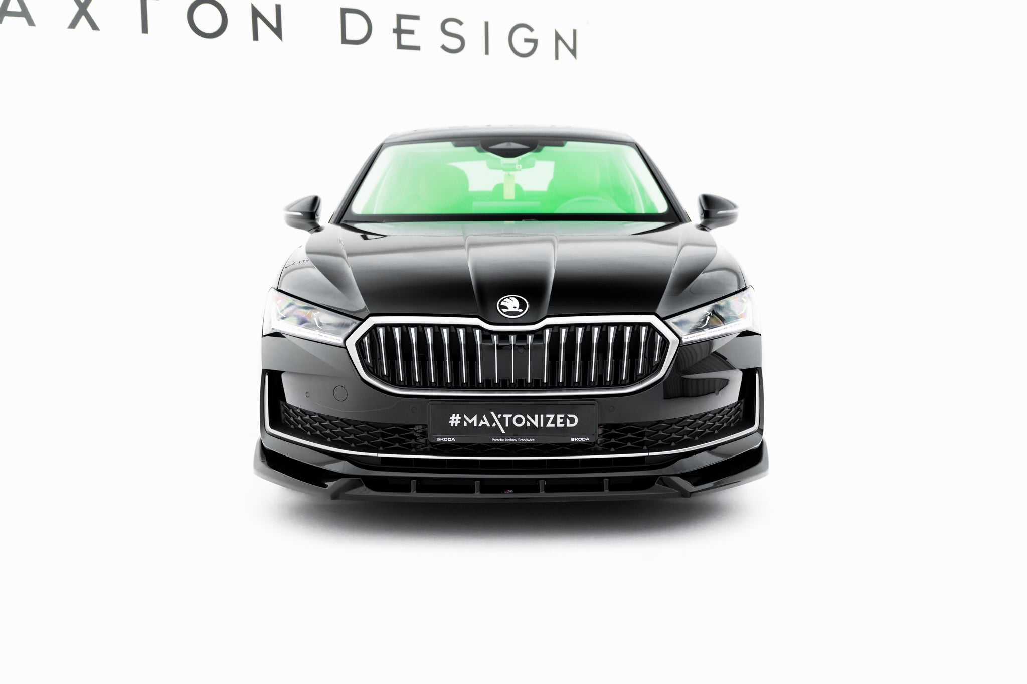 Frontleppe på Skoda Superb MK4 V.2 med sort grill, kromdetaljer og slanke frontlykter mot hvit bakgrunn.