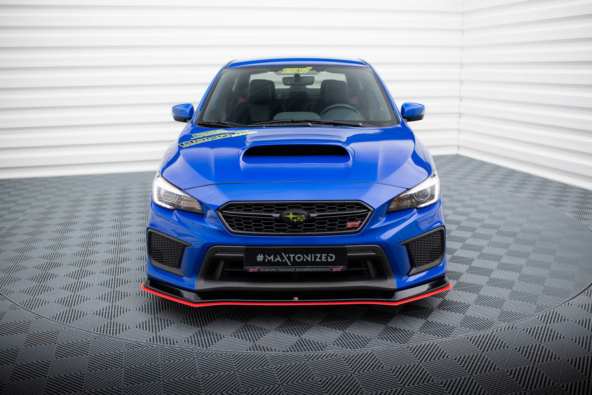 Spoiler på Subaru WRX Sti MK1 Facelift V.2, blå bil forfra med rød kant på frontsplitter.