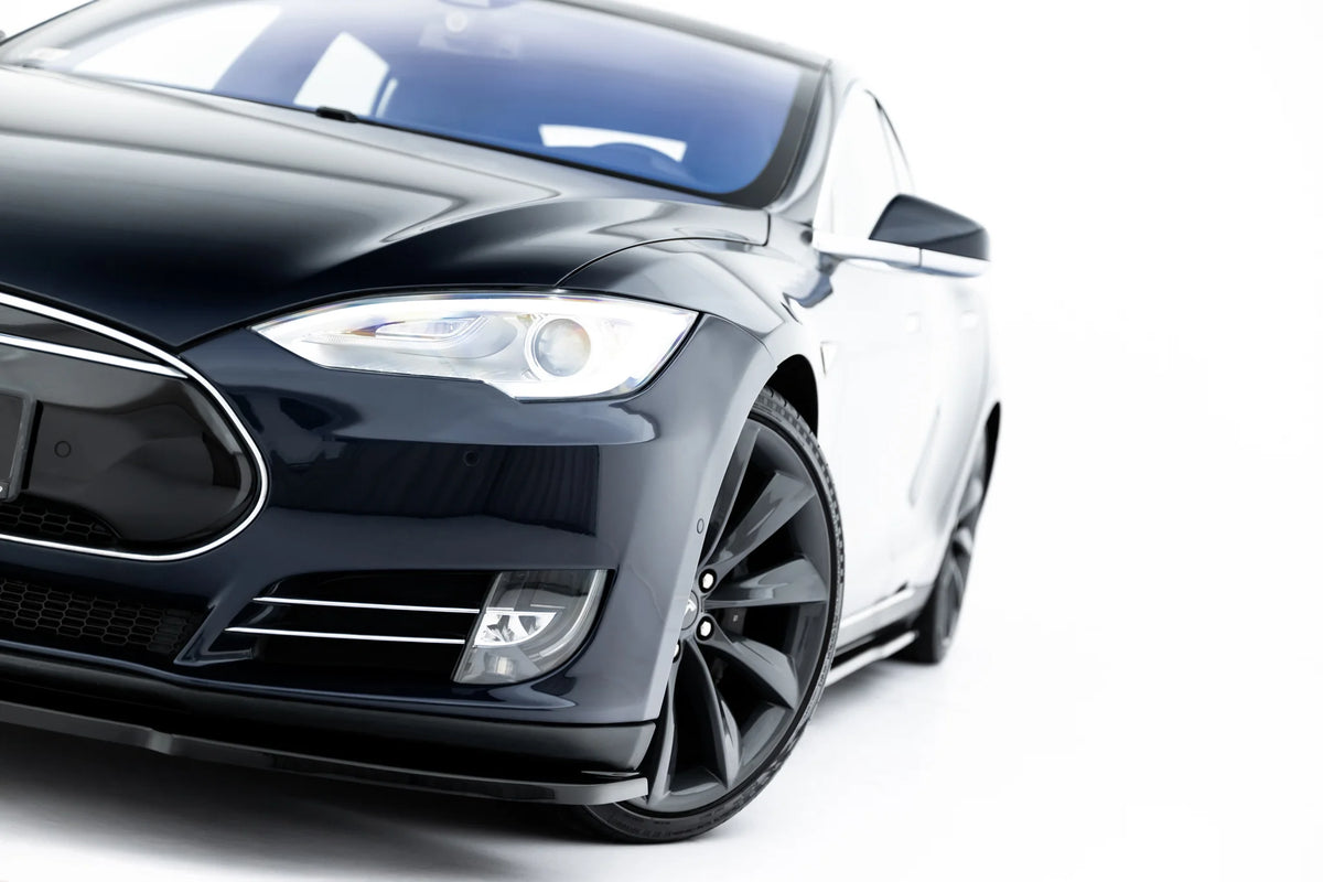 Sidevinkel av frontsplitteren på Tesla Model S Mk1 langs fangerkanten