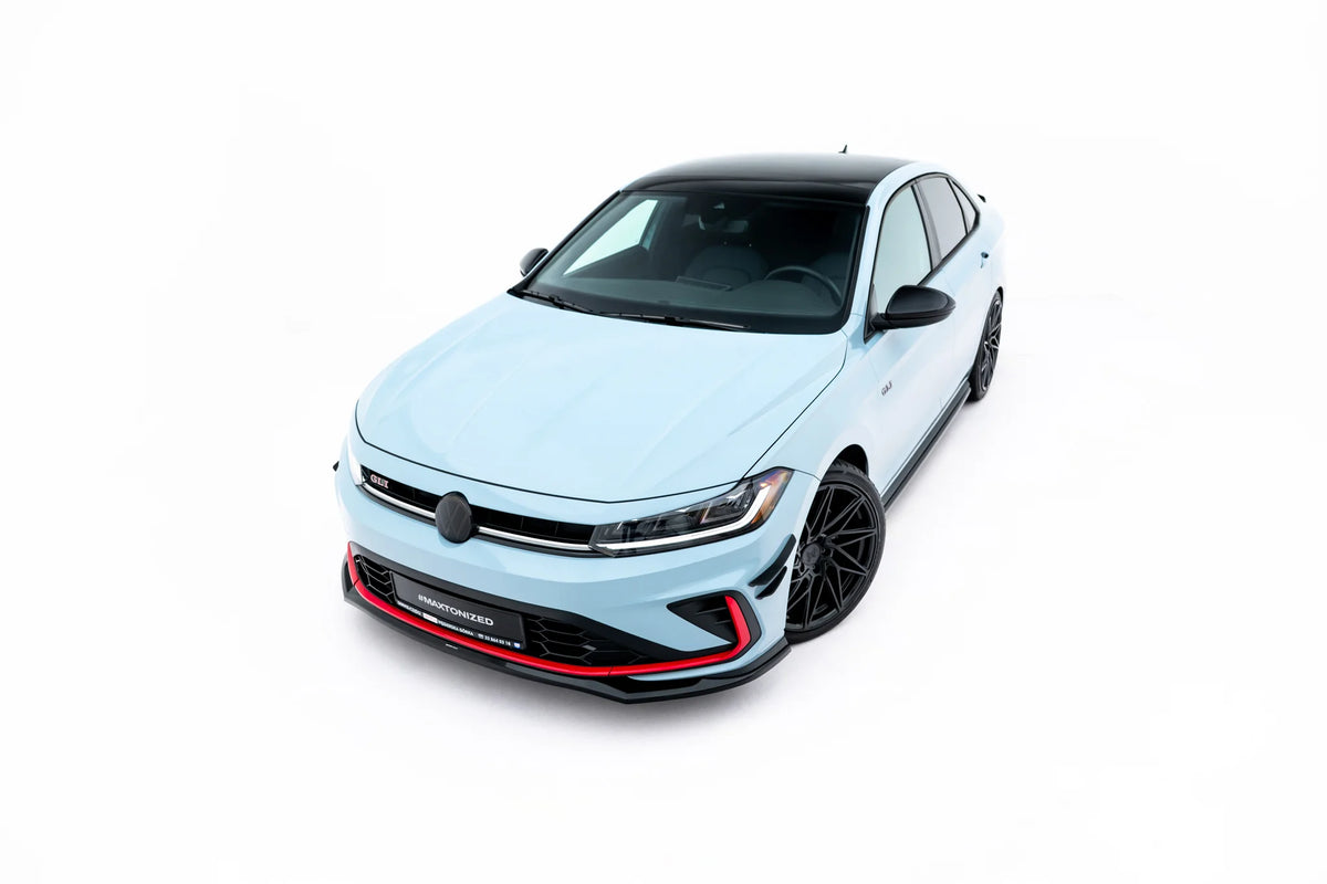 Frontsplitter montert på frontfanger på Volkswagen Jetta GLI Mk7 Facelift 2