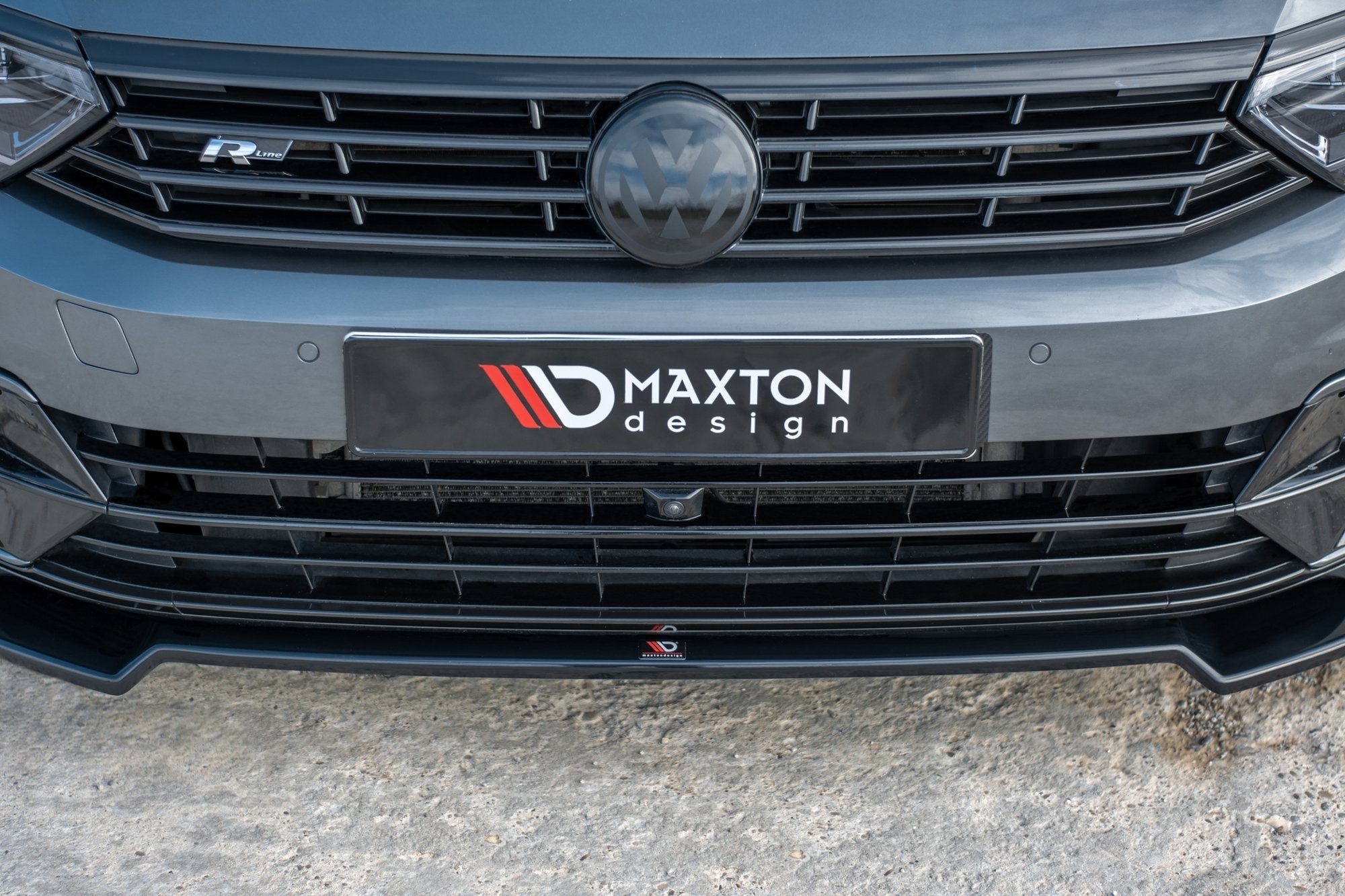 Frontleppe til VW Passat R-Line B8 V.2, blank svart med Maxton Design-logo, sett rett forfra.
