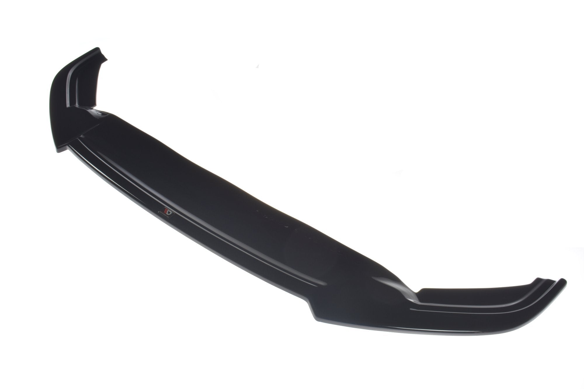 Frontspoiler VW Passat R-Line B8 V.2 i sort, glanset plast med opphøyde ender på hvit bakgrunn.