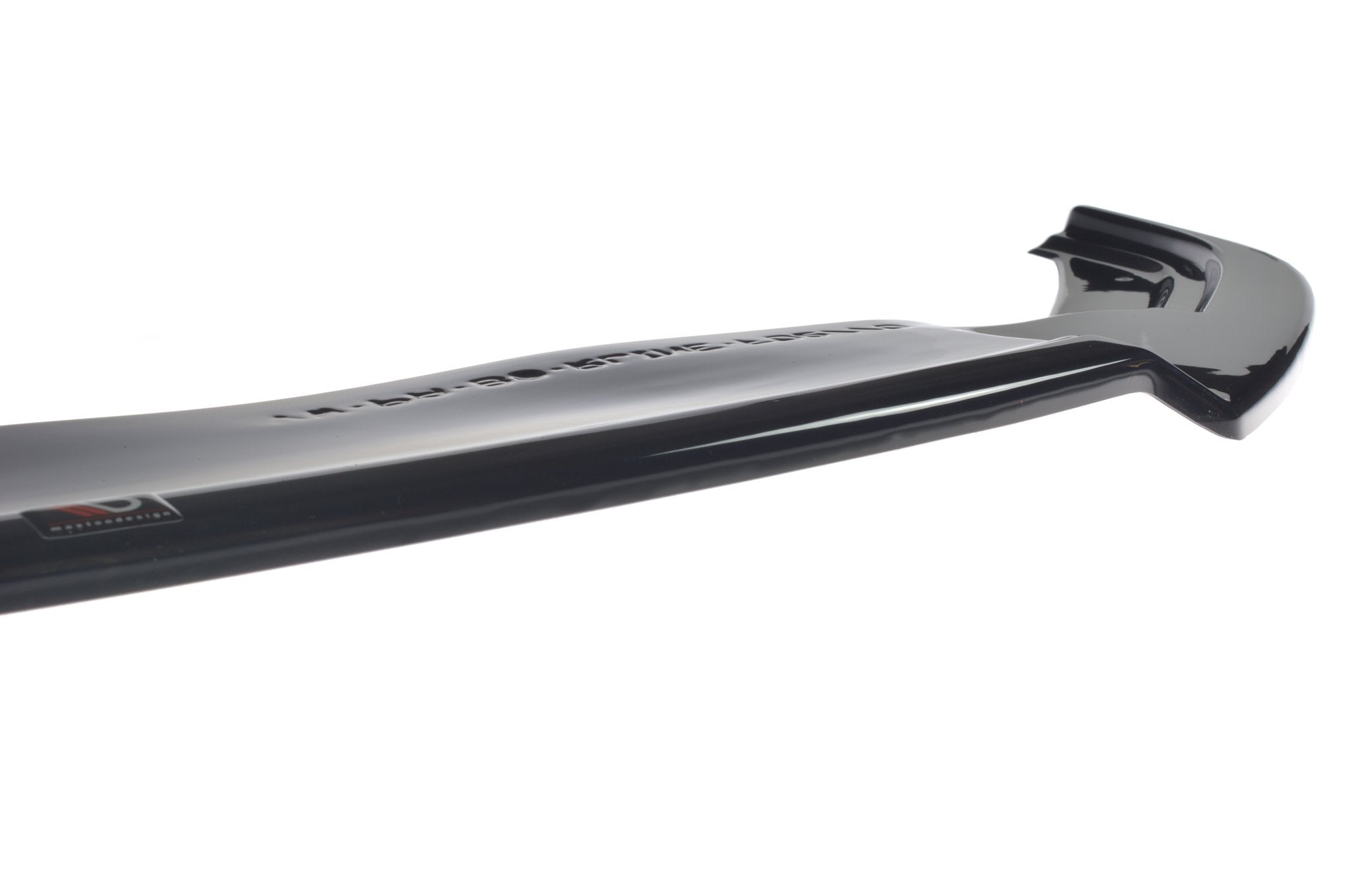 Frontleppe til VW Passat R-Line B8 V.2 i blank svart finish, sett fra skrå vinkel med diskret logo.