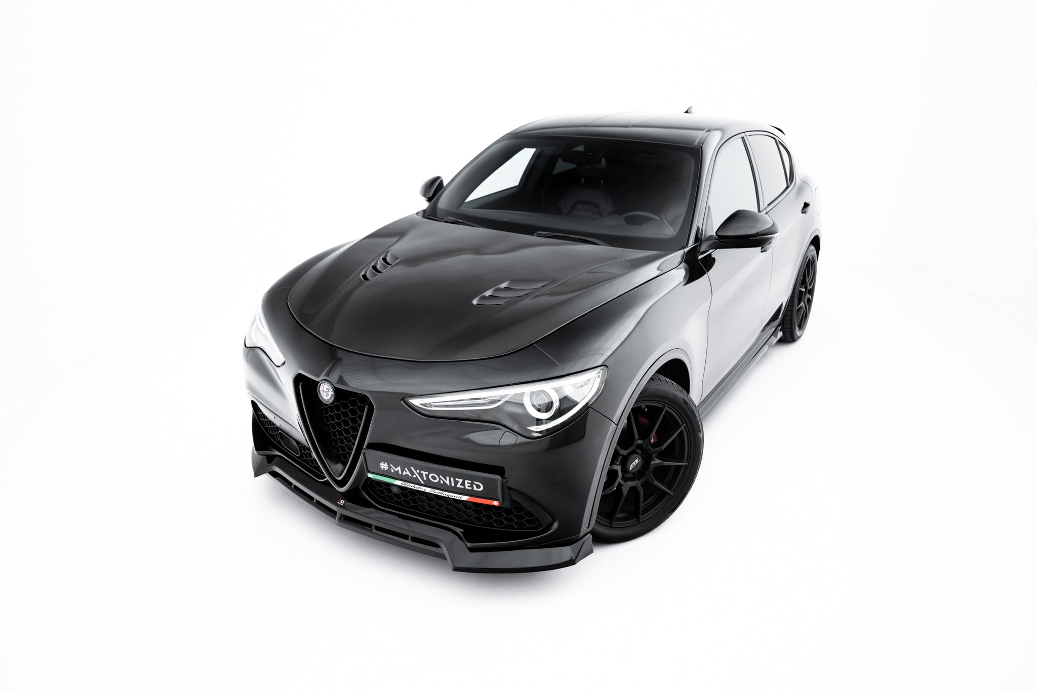 Frontleppe på Alfa Romeo Stelvio MK1 V.3 SUV med sportslige felger og markante luftinntak.