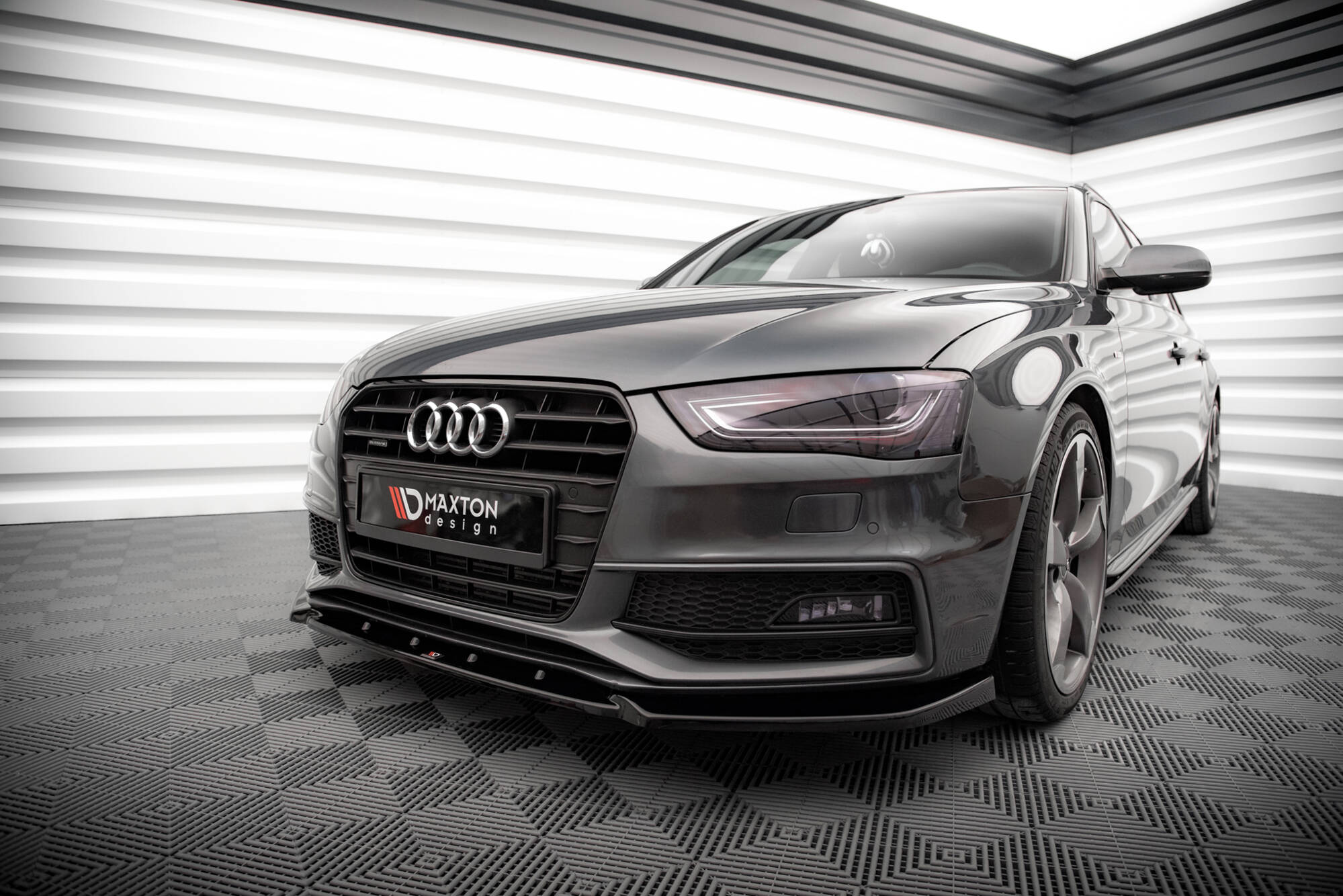 Frontleppe Audi A4 S4 B8 S-Line Facelift V.3 montert på svart bil med LED-frontlys og Maxton design-logo.