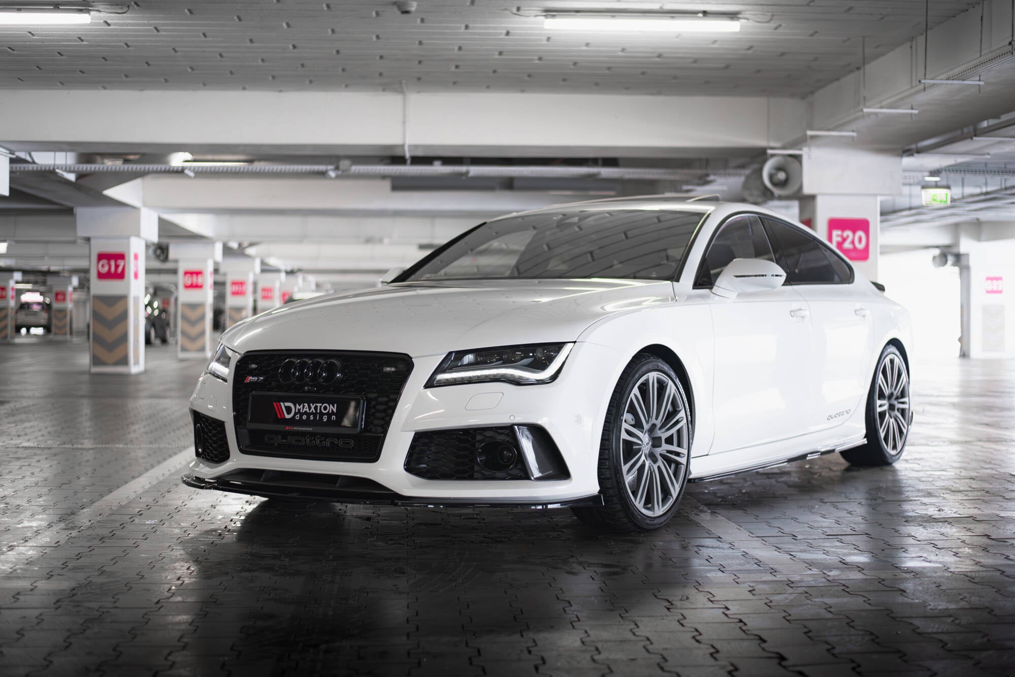 Front splitter på Audi RS7 C7 V.3, hvit sportsbil med svarte detaljer og store aluminiumsfelger.