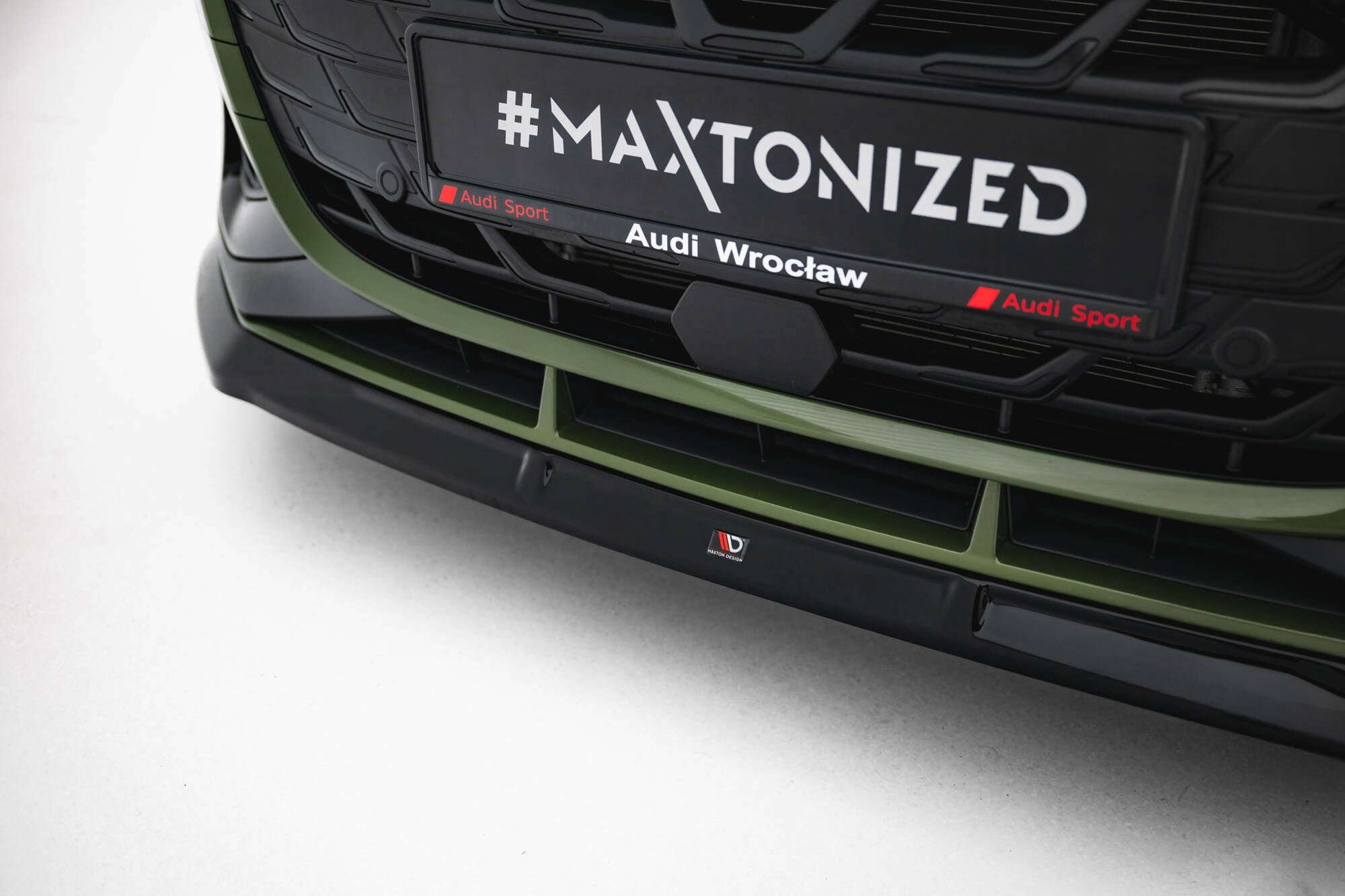 Spoiler Audi S3 Sportback frontsplitter i sort med Maxton Design-logo, nærbilde av grill og detaljer.