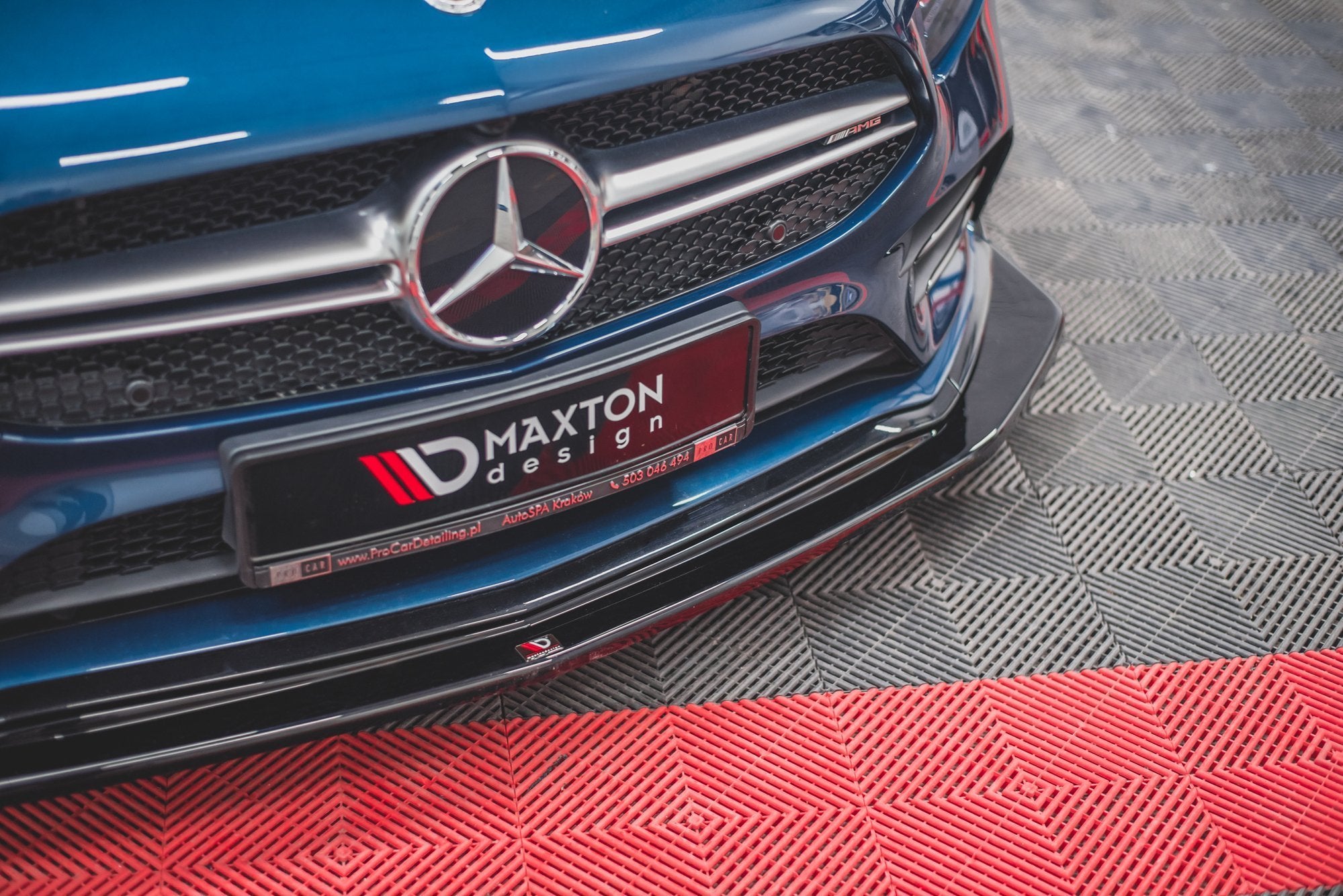 Front splitter på Mercedes A35 AMG med sort Maxton Design-logo, kromdetaljer og stor Mercedes-logo.