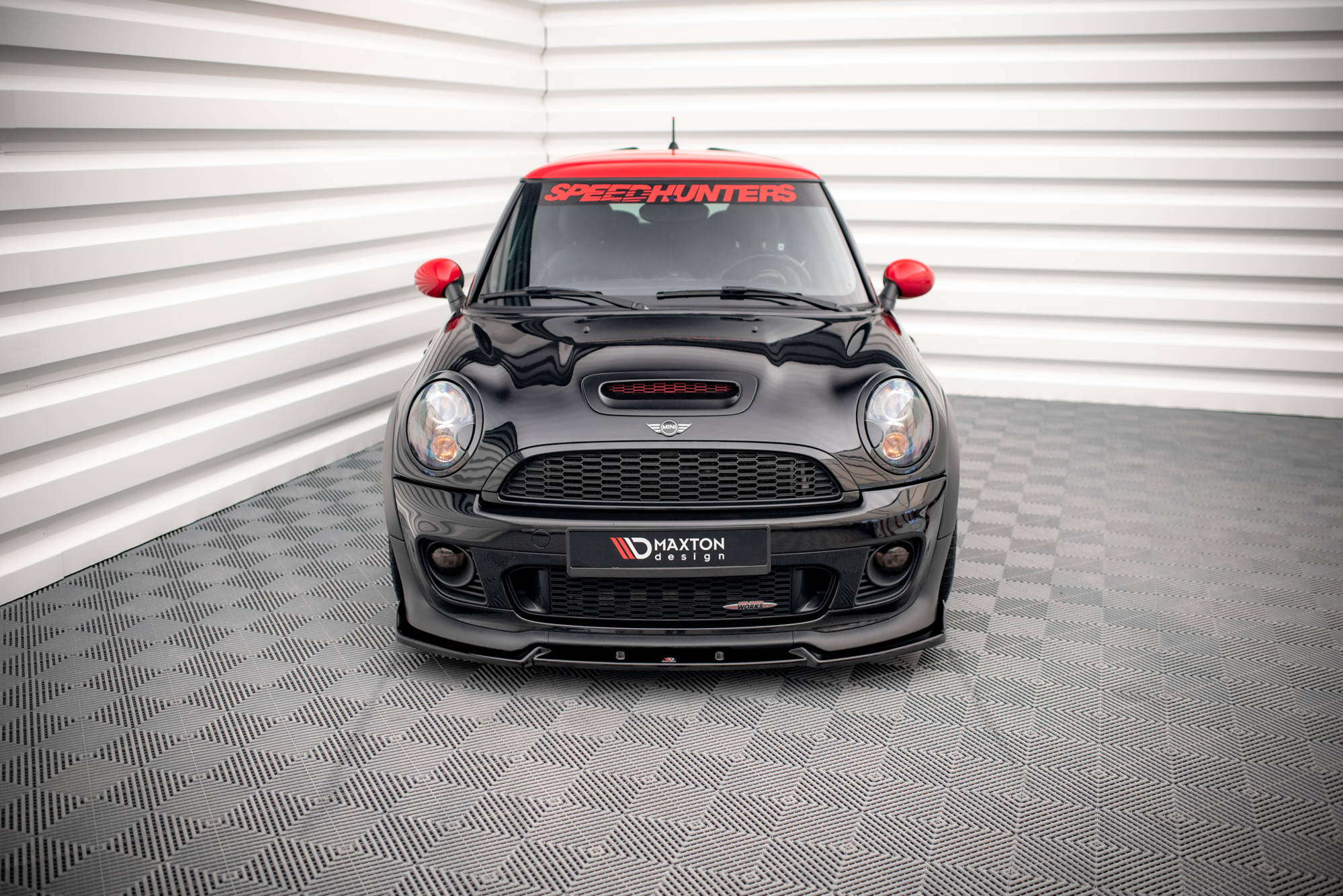 Frontleppe på Mini Cooper John Cooper Works R56 med rød SPEEDHUNTERS-tekst i frontruten.