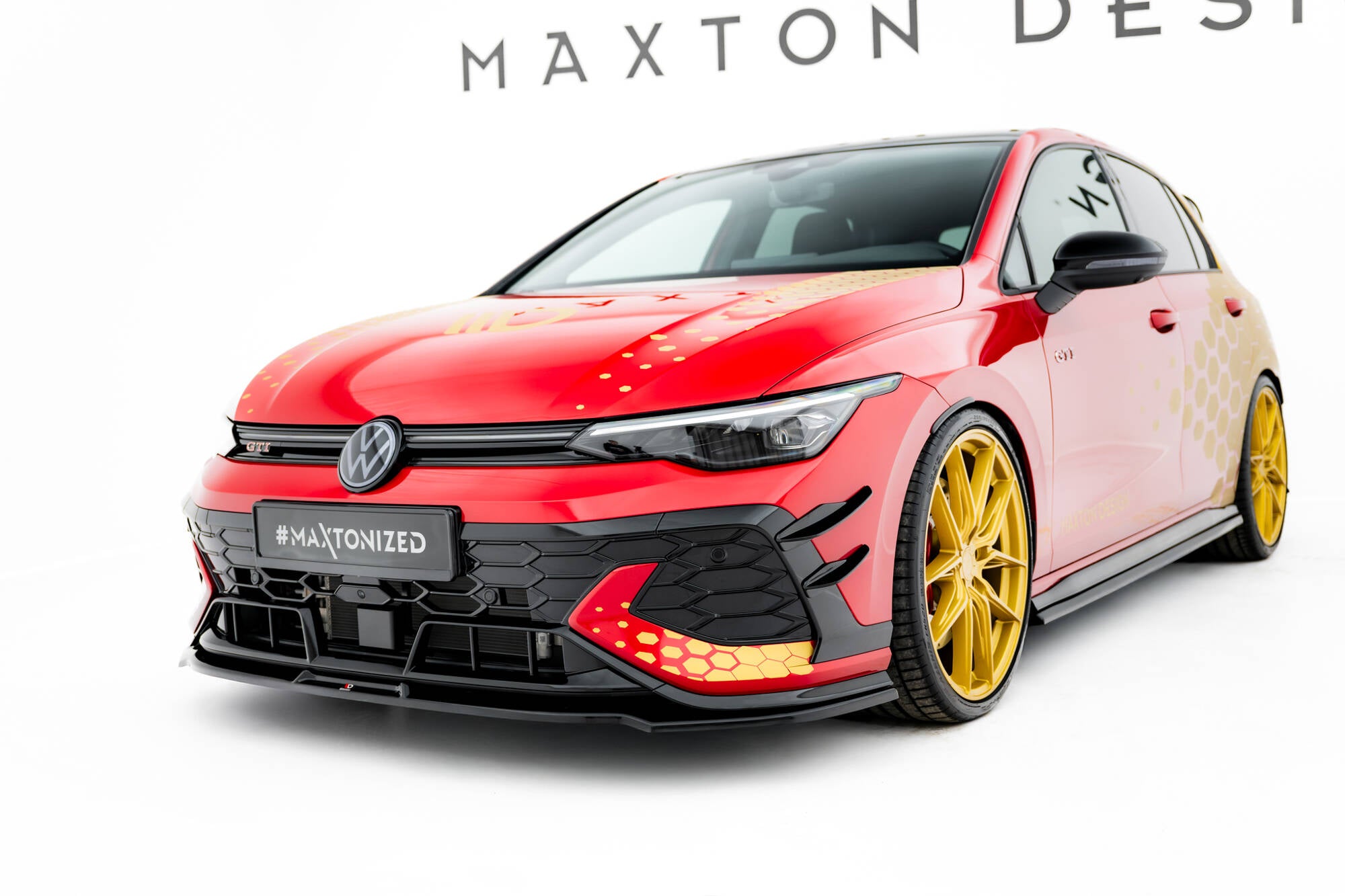 Frontspoiler VW Golf GTI Clubsport MK8 Facelift V.3 med sorte detaljer og gullfelger, sett skrått forfra.