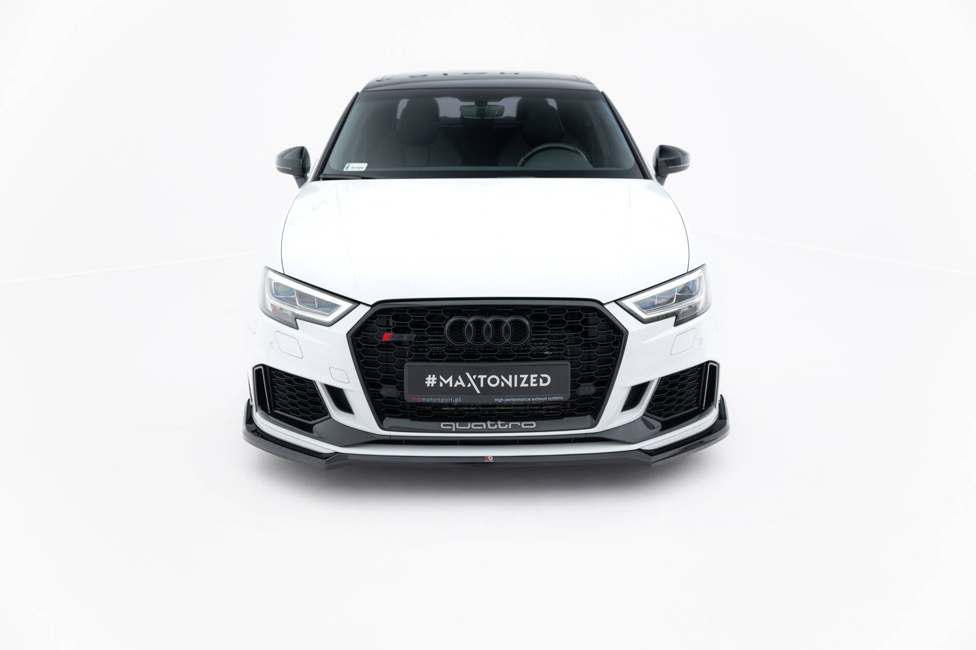 Frontleppe på Audi RS3 Sedan 8V Facelift V.4, hvit bil forfra med sort grill og sporty detaljer.