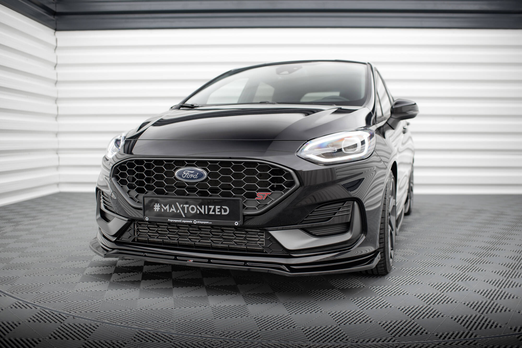 Frontspoiler til Ford Fiesta MK8 Facelift med bikake-grill og LED-frontlykter i lyst lokale.