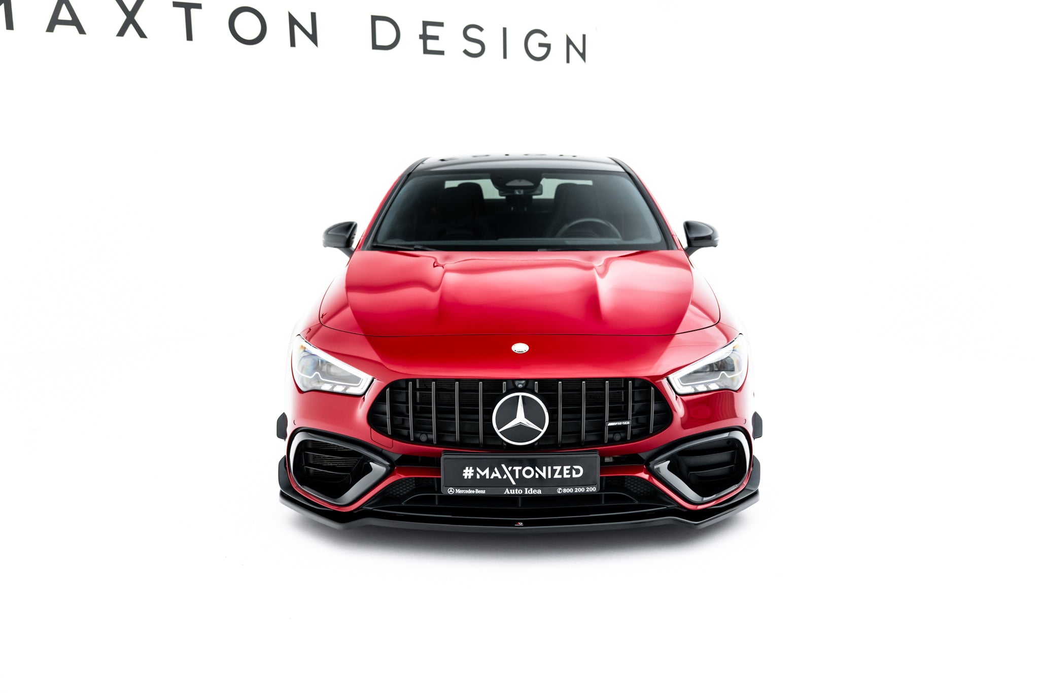Frontleppe på Mercedes CLA 45 Aero C118 V.4 med blank svart grill og markert rød frontspoiler.