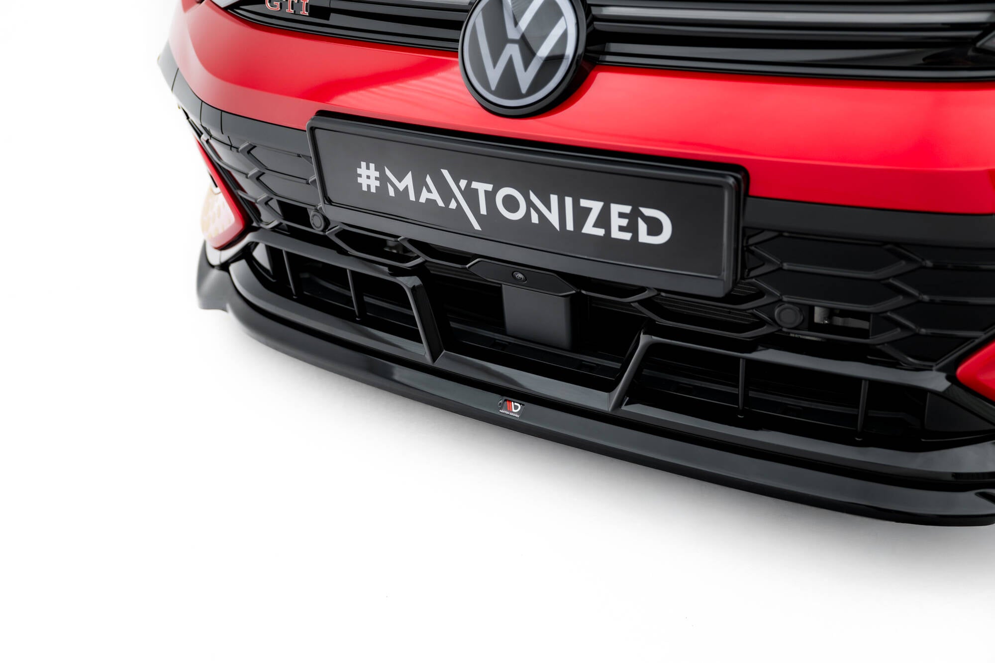 Spoiler på VW Golf GTI Clubsport MK8 Facelift V.4 med blank sort frontsplitter og synlig Maxtonized-skilt.