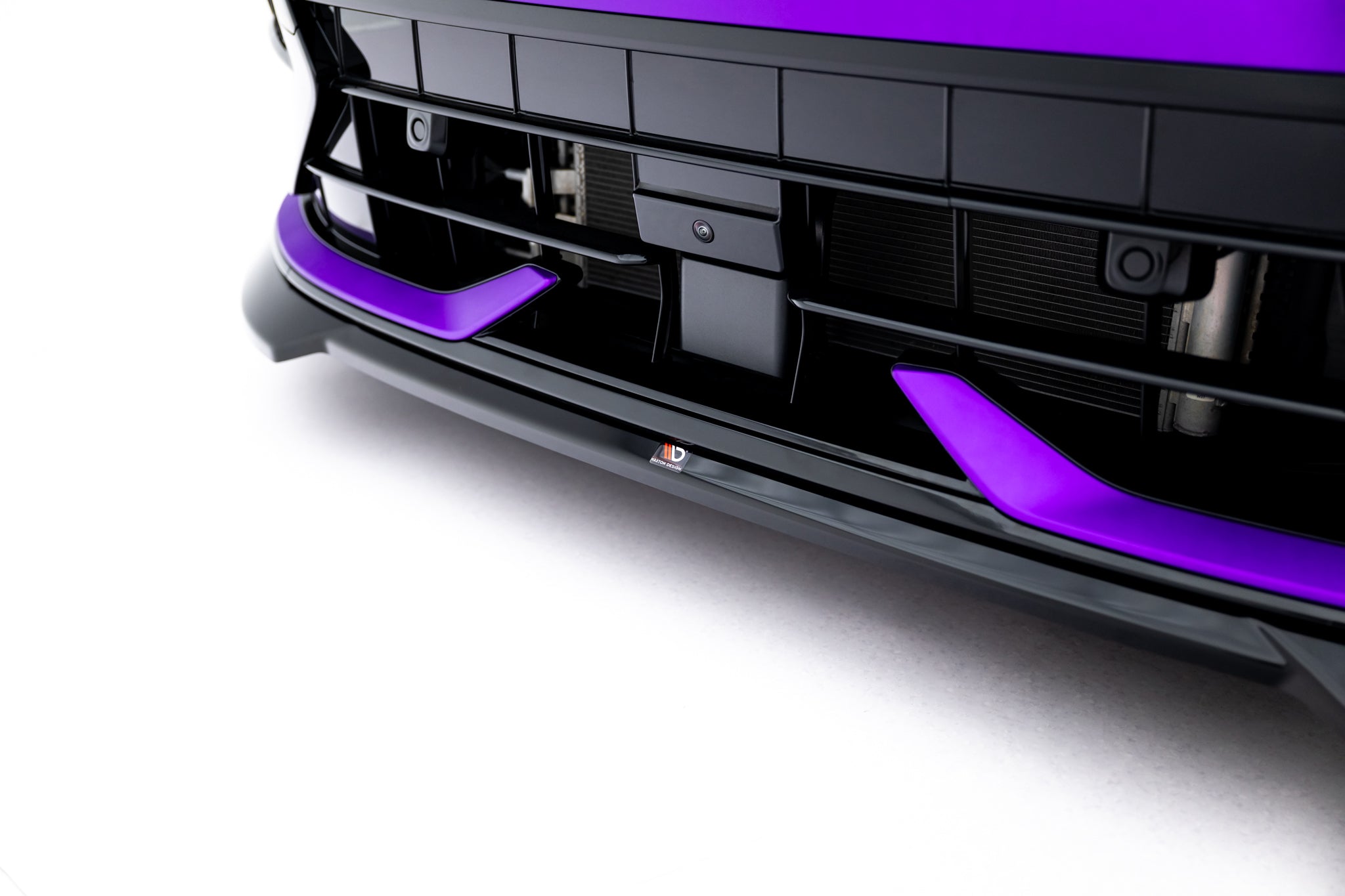 Spoiler til VW Golf R MK8 Facelift V.4 med svarte detaljer og lilla aerodynamiske elementer, nærbilde.