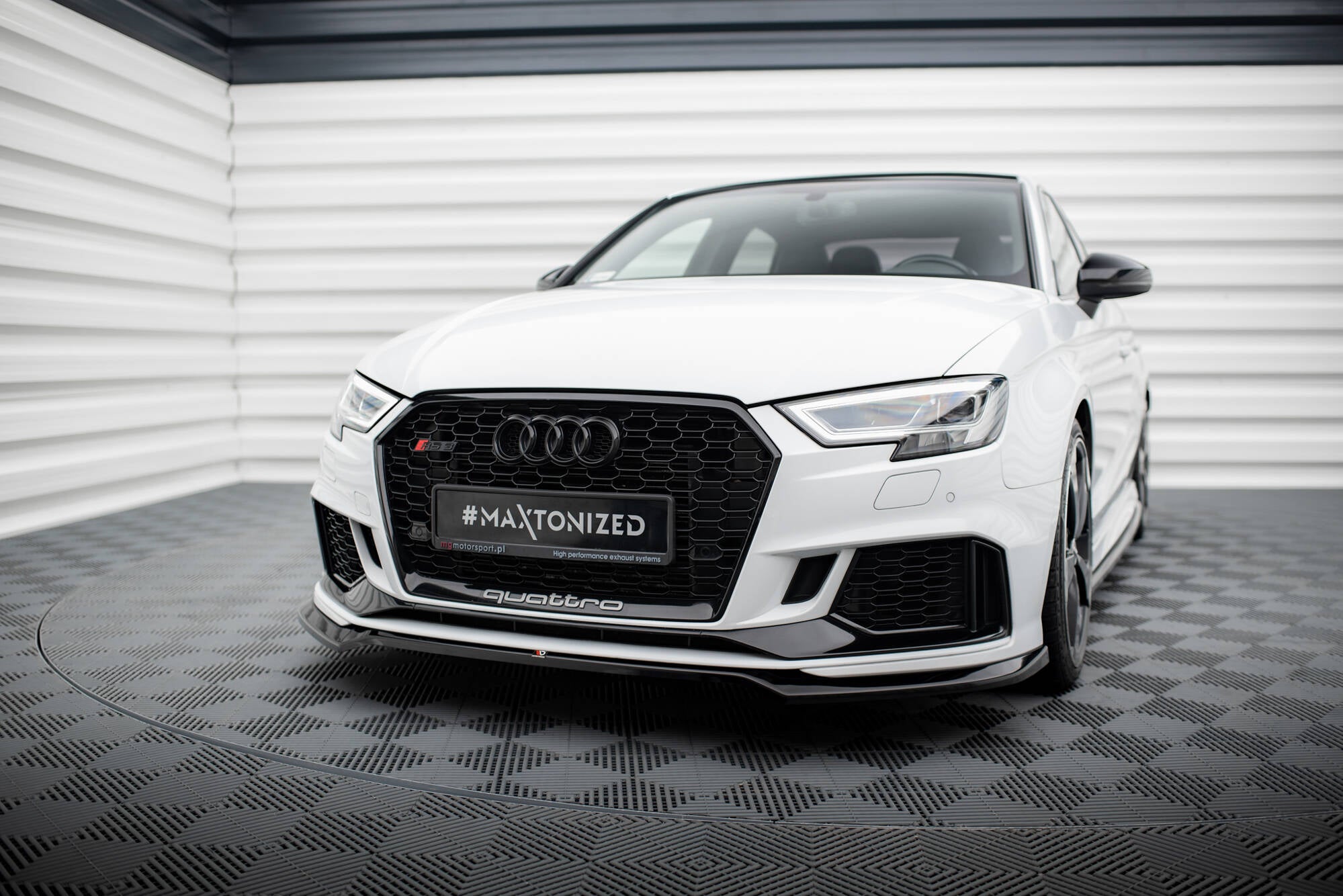 Frontspoiler Audi RS3 Sedan 8V Facelift V.5 med sort bikubegrill og svarte detaljer sett forfra.