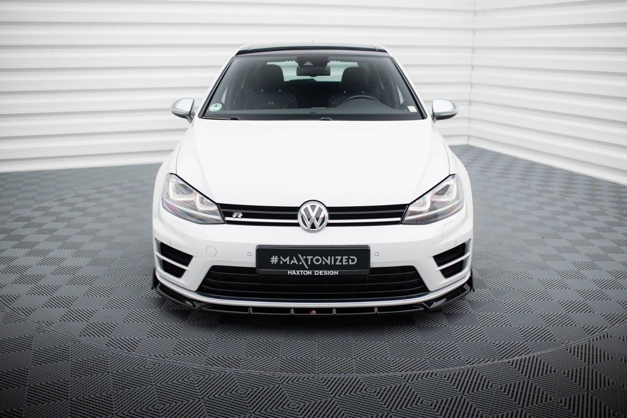 Frontleppe på VW Golf R MK7 med sorte detaljer, LED-frontlykter og skiltet "#MAXTONIZED".