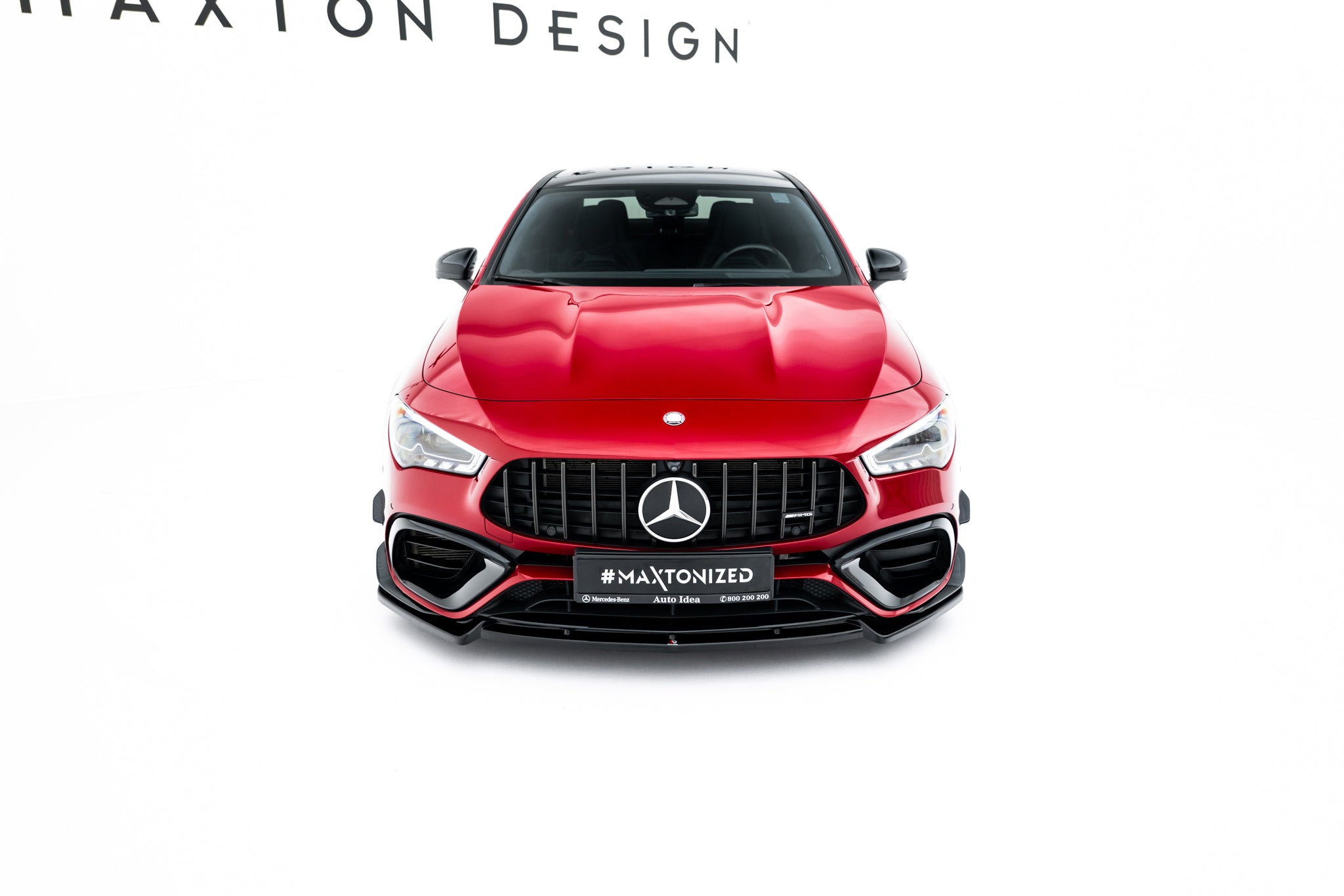 Spoiler på Mercedes CLA 45 Aero C118 V.5 sett forfra med svart grill og synlig Mercedes-logo.