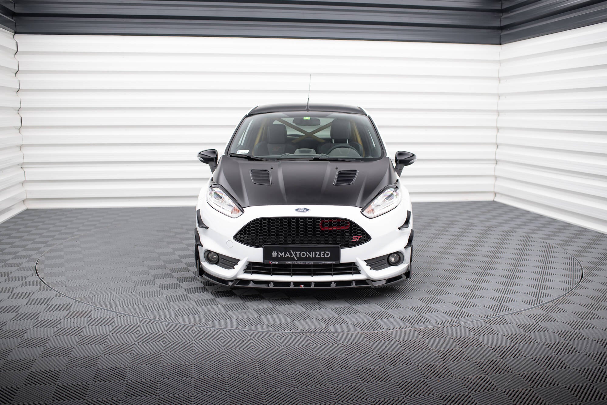 Frontleppe på Ford Fiesta St MK7 Facelift med sort panser og store luftinntak sett forfra.