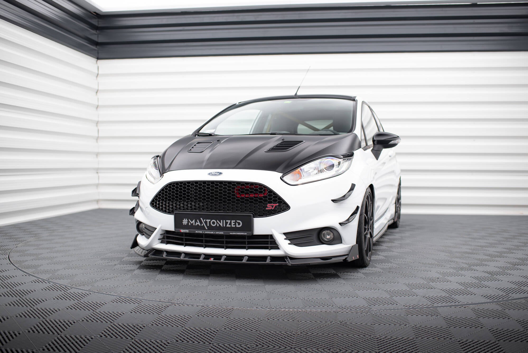 Frontspoiler Ford Fiesta St MK7 Facelift med matt svart panser og røde detaljer sett forfra.