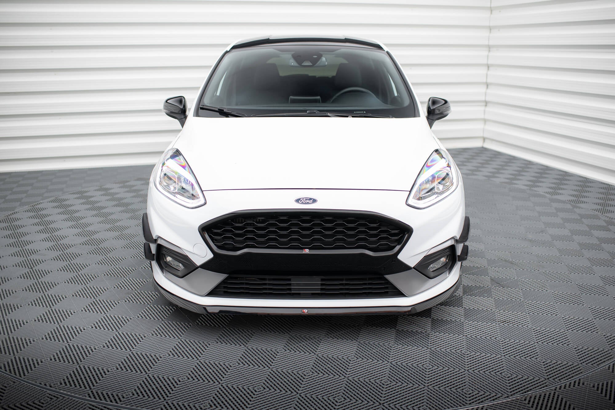 Frontleppe på Ford Fiesta MK8 ST med sorte detaljer, skarpe frontlykter og sportslig design.