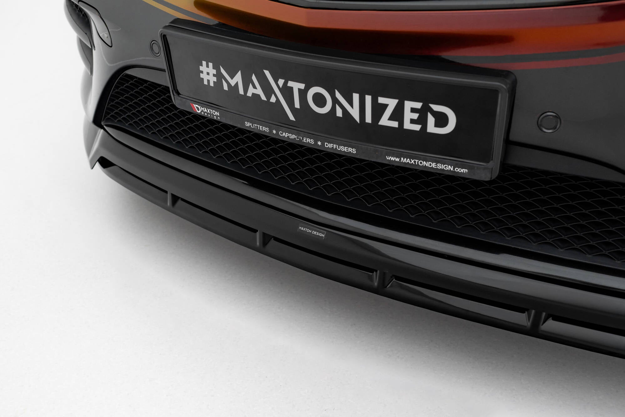 Spoiler Mercedes V-Class W447 AMG-Line i sort blank plast, nærbilde forfra med Maxton Design-logo.