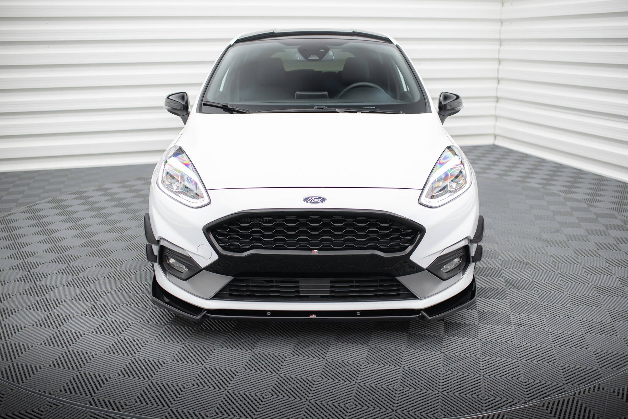 Frontleppe på Ford Fiesta MK8 ST med svart grill, LED-lykter og sportslige aerodynamiske detaljer.