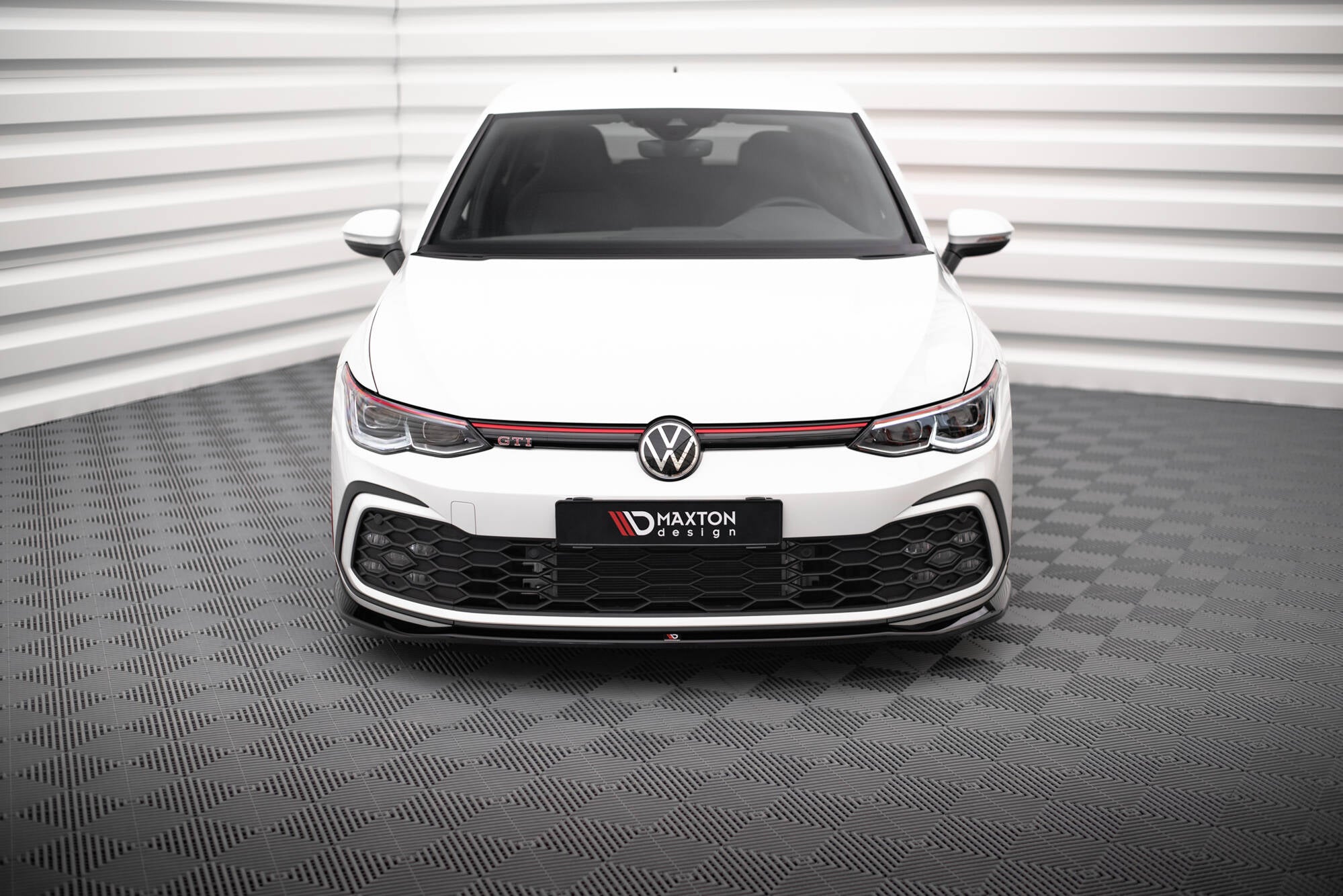 Frontleppe på VW Golf GTI MK8 med sorte og røde detaljer, sett rett forfra.