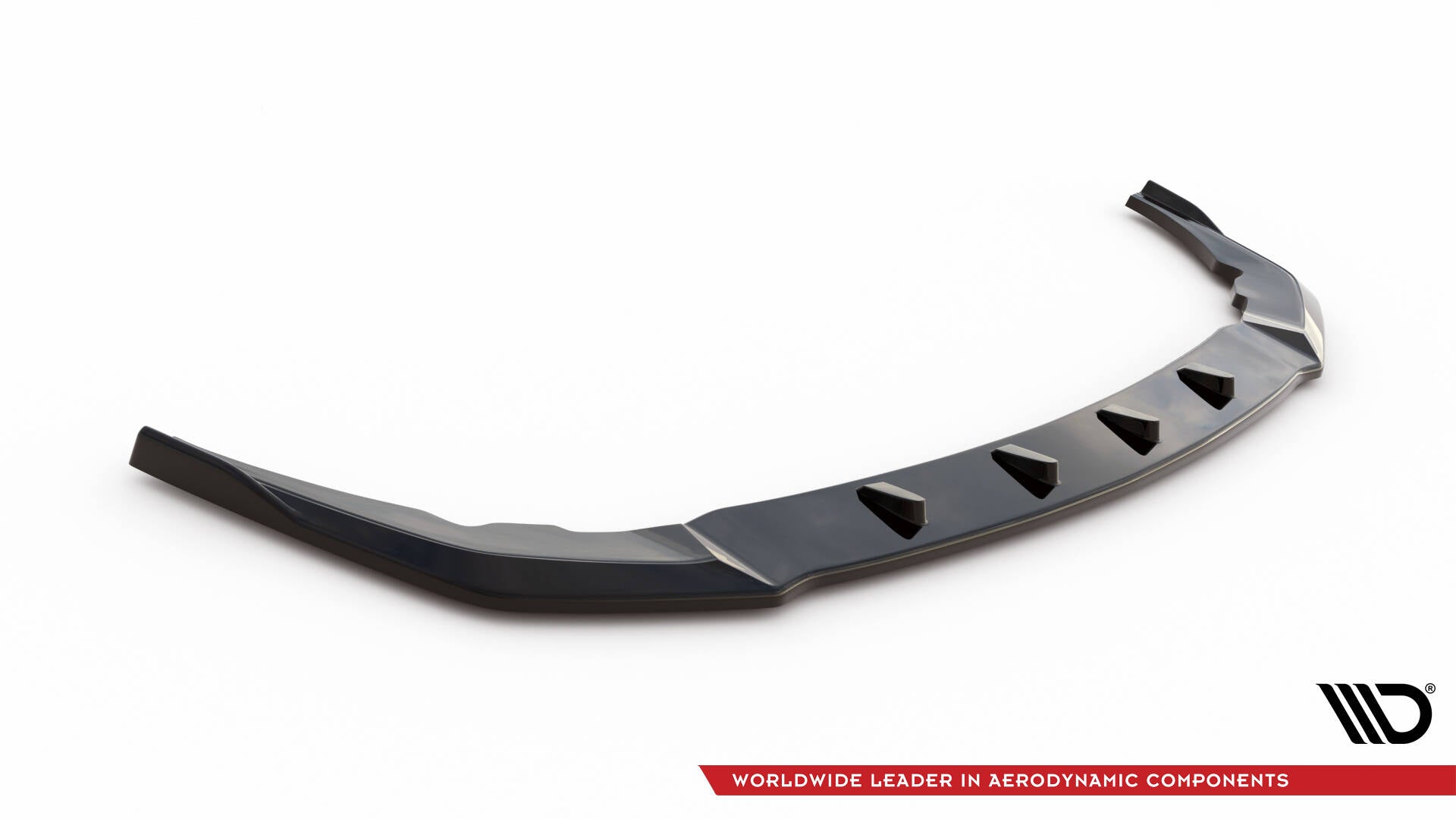 Front splitter BMW M135I F40 V.9 i sort, glanset plast med trekantede luftkanaler, sett fra skrå vinkel.