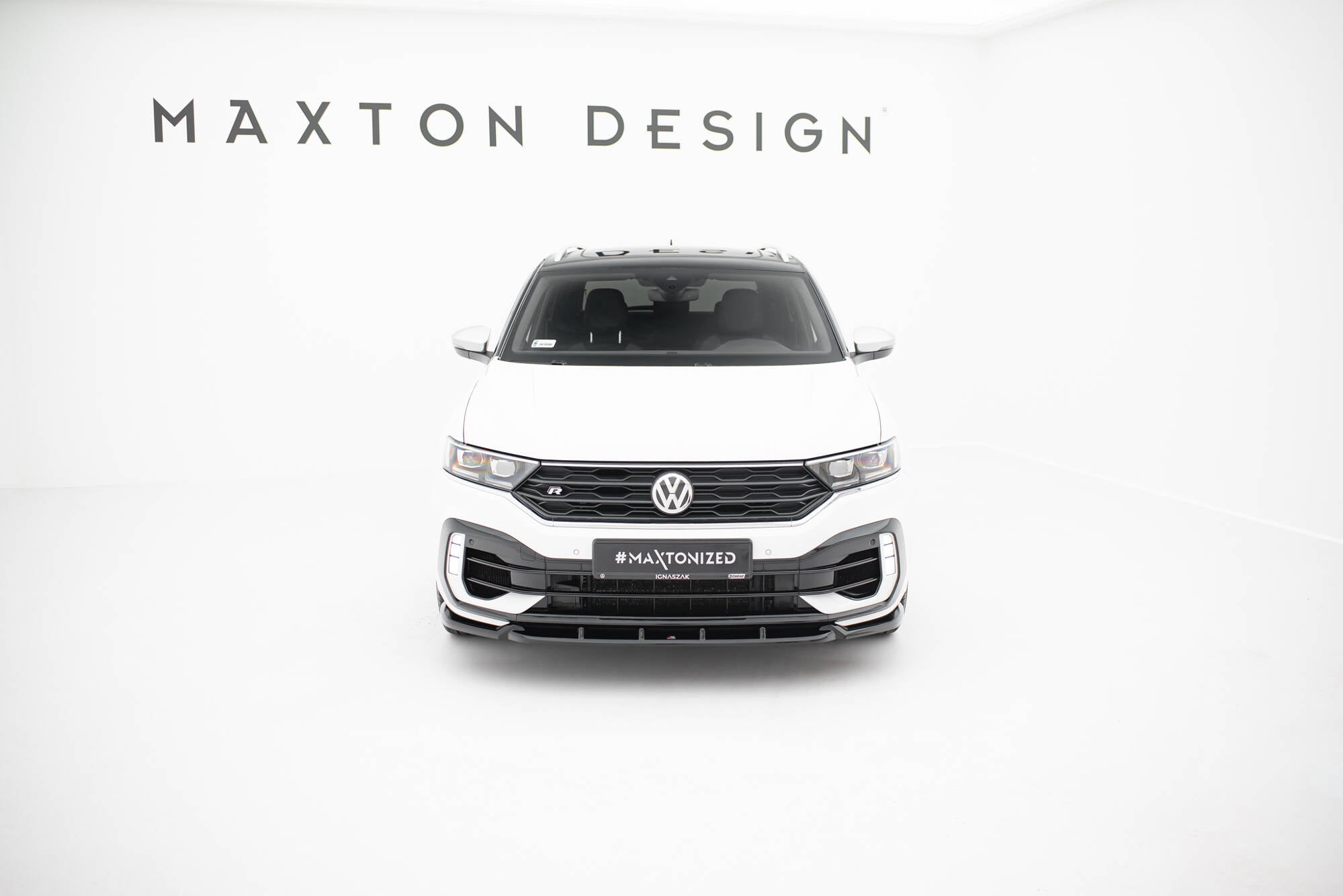 Frontleppe på VW T-Roc R MK1 hvit bil sett forfra med sort grill i lyst studio, Maxton Design-logo bak.