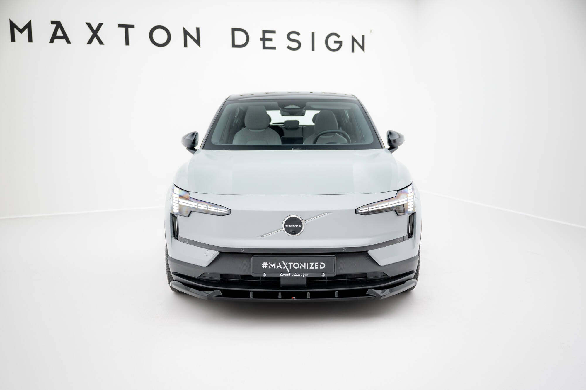 Frontleppe på Volvo Ex30 MK1 med LED-frontlykter, svarte detaljer og synlig Volvo-logo.