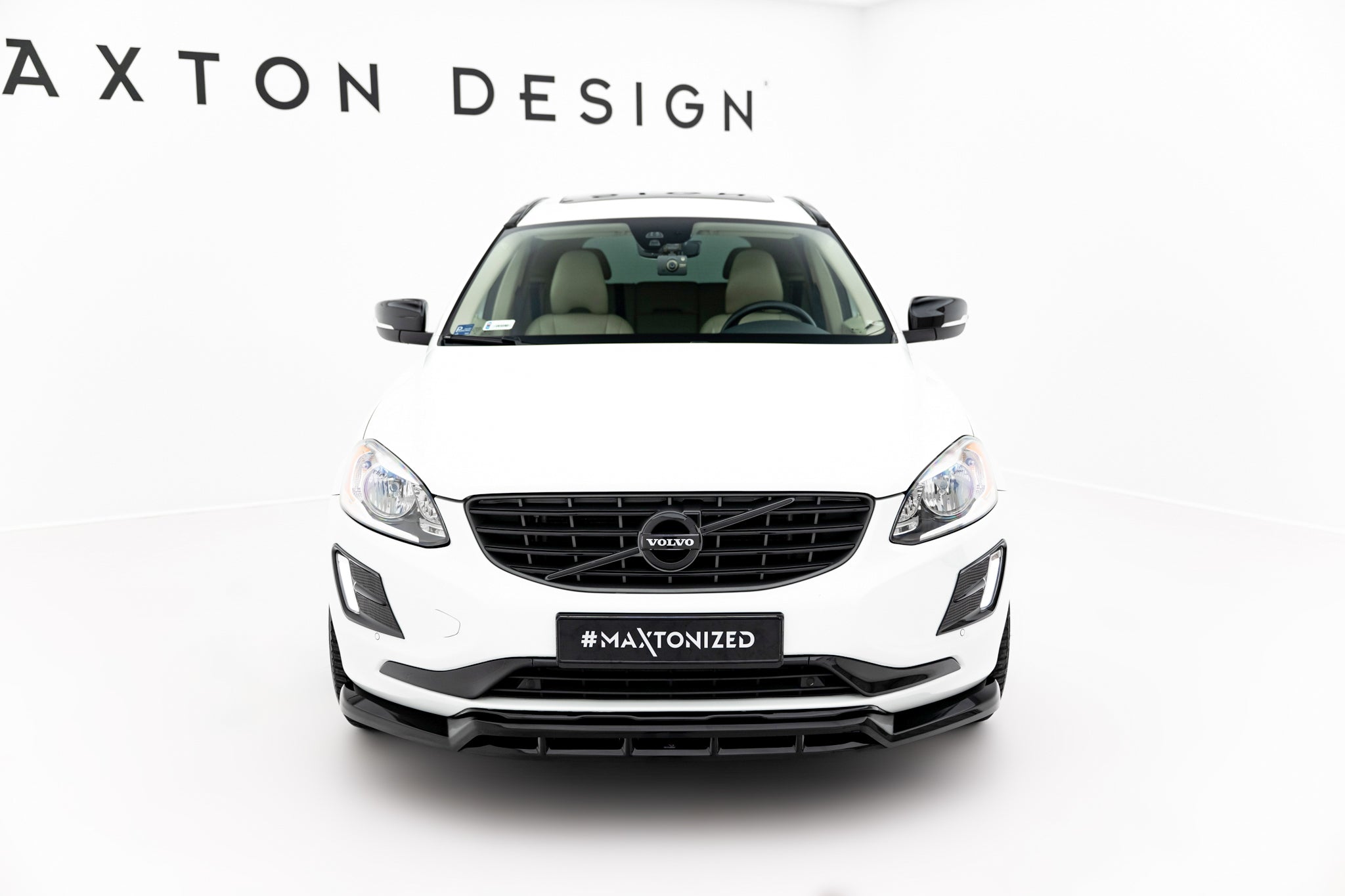 Frontspoiler Volvo XC60 MK1 Facelift sett forfra med sort grill og LED-lykter mot hvit bakgrunn.