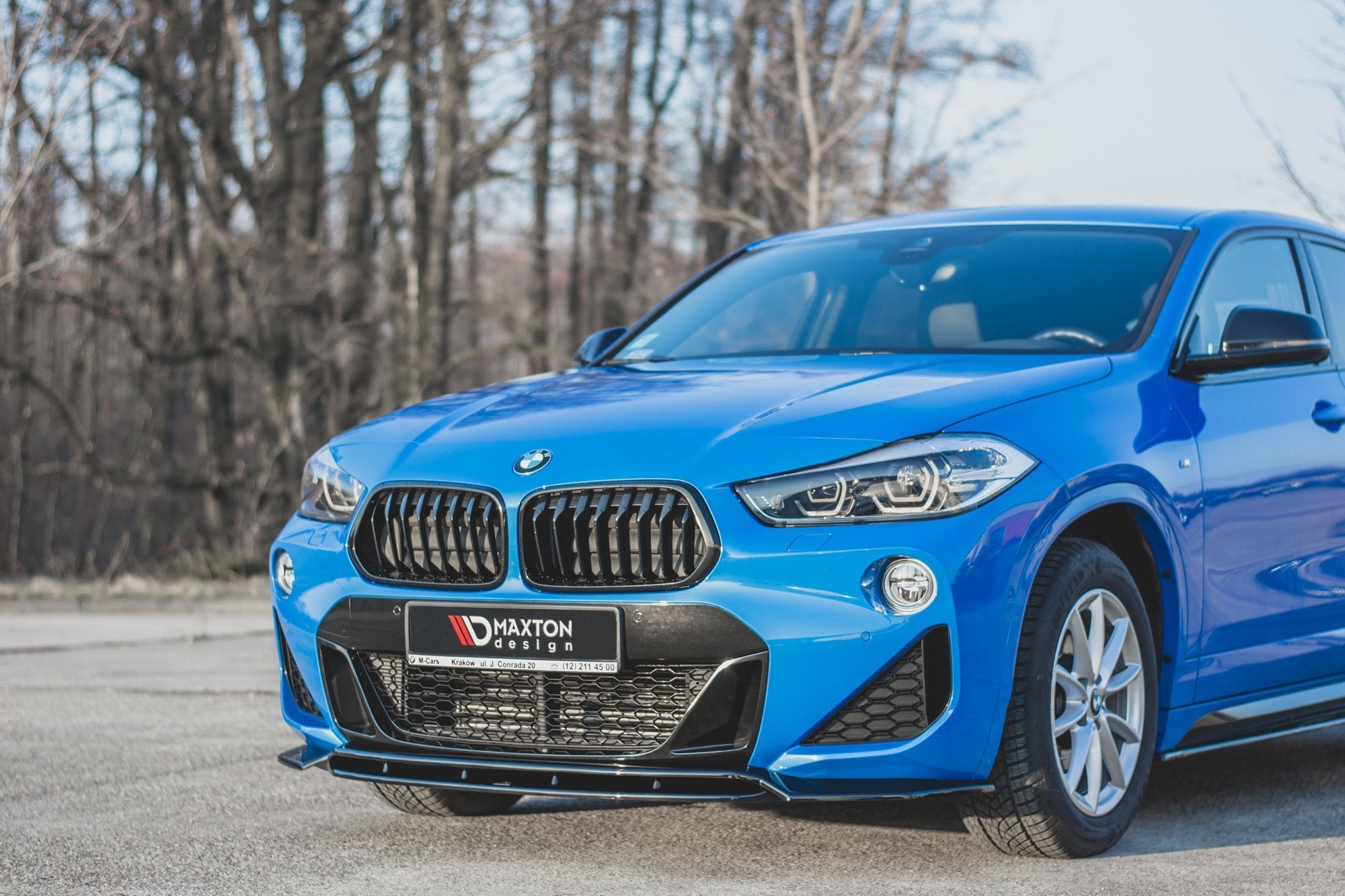 Frontspoiler BMW X2 F39 M-Pakke med svarte detaljer og Maxton Design-logo, sett skrått forfra.