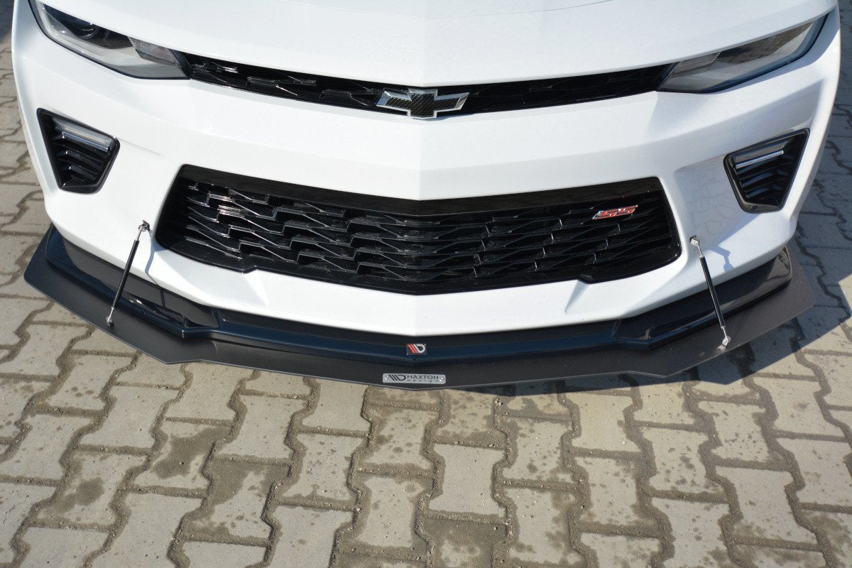 Spoiler til Chevrolet Camaro 6Th-Gen. 2SS Coupe, svart frontsplitter med metallstøtter på hvit bil.