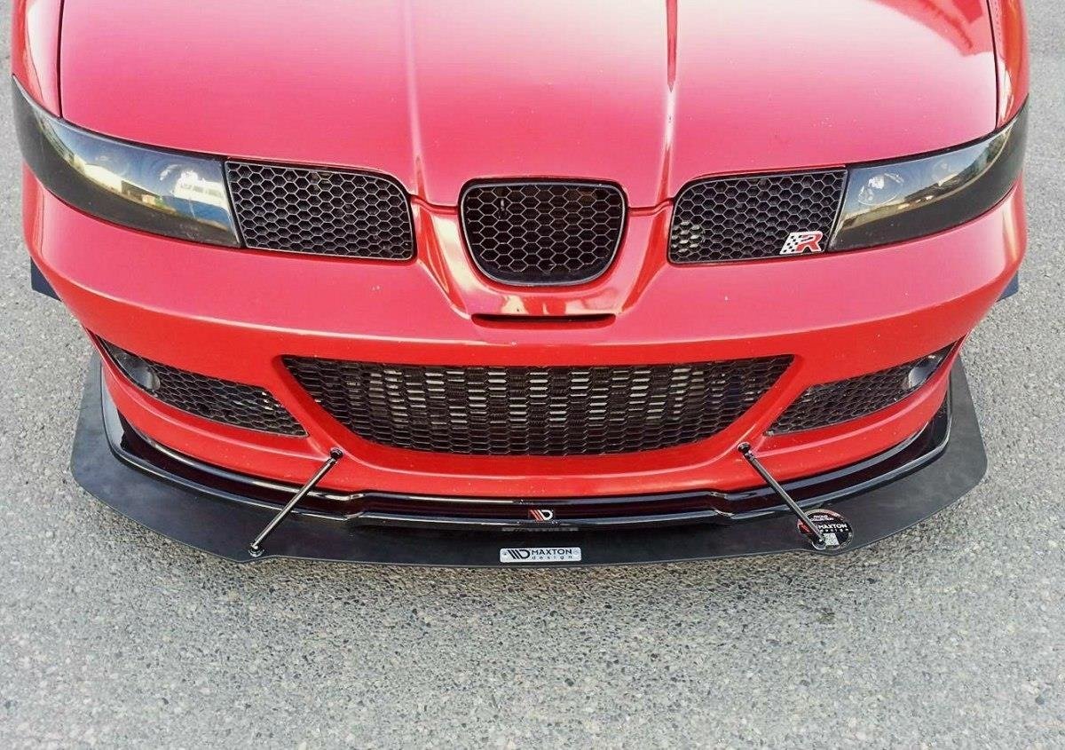 Frontleppe Seat Leon MK1 Cupra med svart splitter, støttestag og Haxton Design-logo foran bilen.