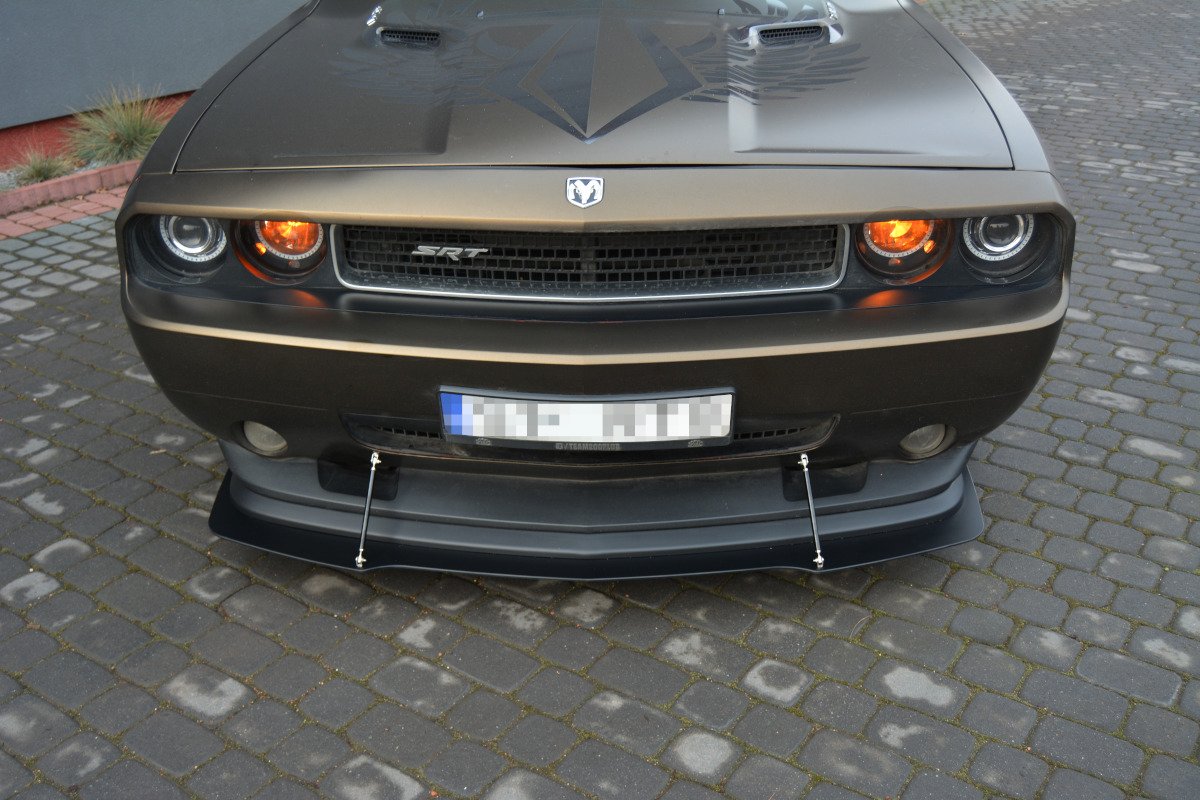 Frontspoiler Dodge Challenger MK3 Srt8 Coupe V.1 sett forfra med svart splitter og tent hovedlys.