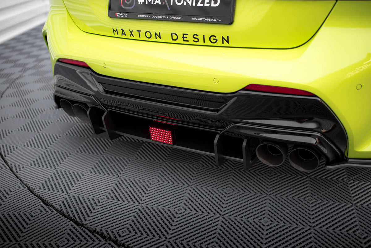 Bremselys M-Maxton montert i diffuser på BMW 1 F40 M-Pakke, bakfra