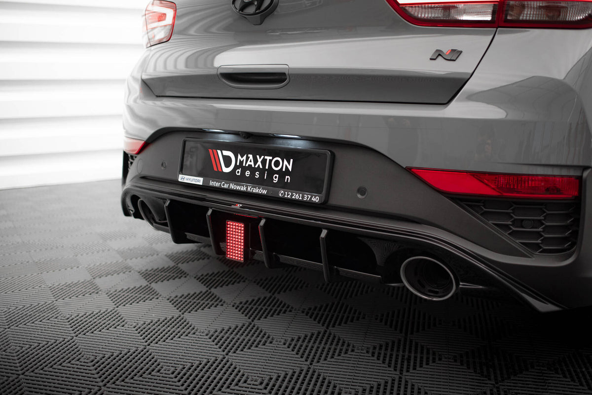 Bremselys med LED montert i Maxton-diffusor på Hyundai I30 N bakfra