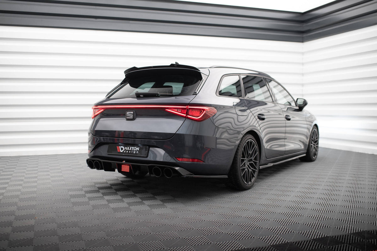 LED bremselys montert i Maxton-diffuser på Seat Leon ST FR Mk4, bakfra