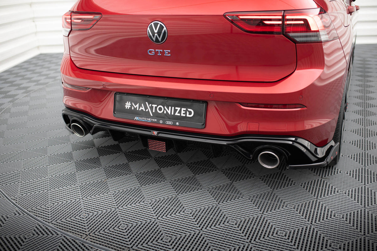Bremselys for VW Golf 8 GTI / GTE montert på bil med sportslig styling