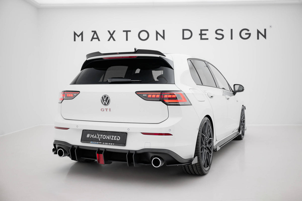Høytmontert bremselys til VW Golf 8 GTI – nærbilde av overflaten med blank svart finish