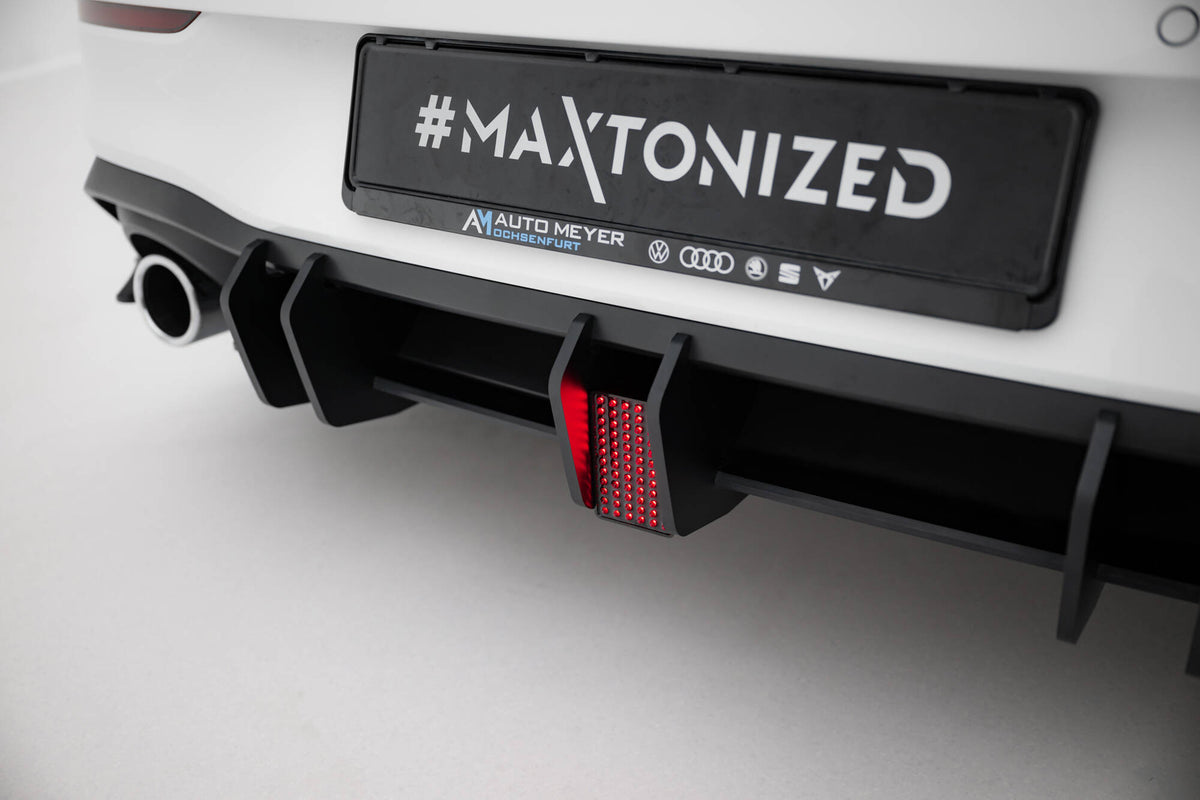 Bremselys for VW Golf 8 GTI sett rett bakfra med baklykter synlig