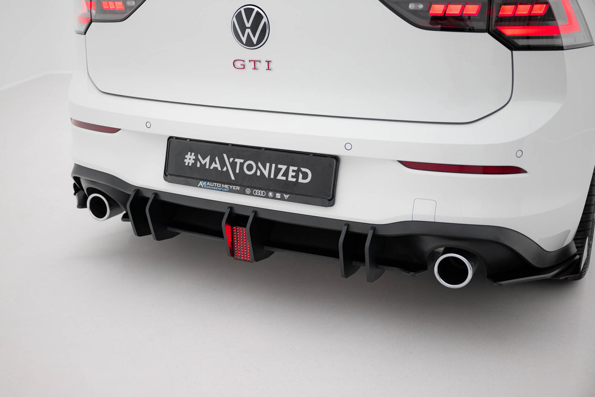 Tredje bremselys til VW Golf 8 GTI installert på svart Golf 8 med felger