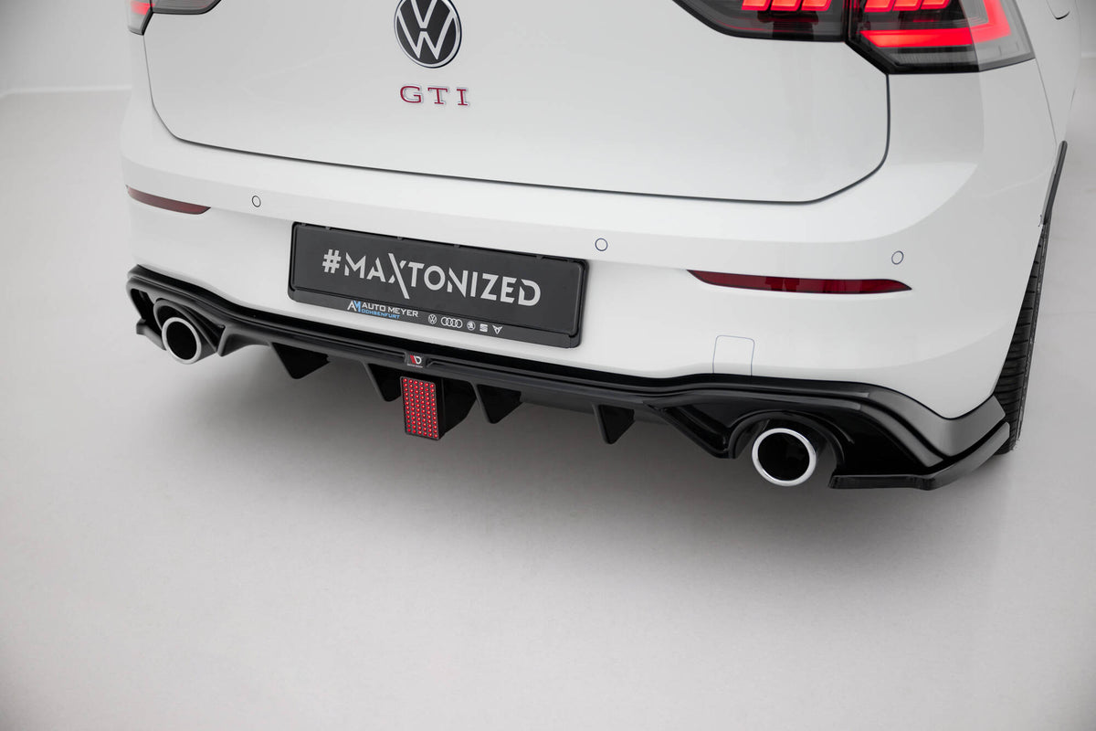 Bremselys for VW Golf 8 GTI montert på bil med sportslig styling