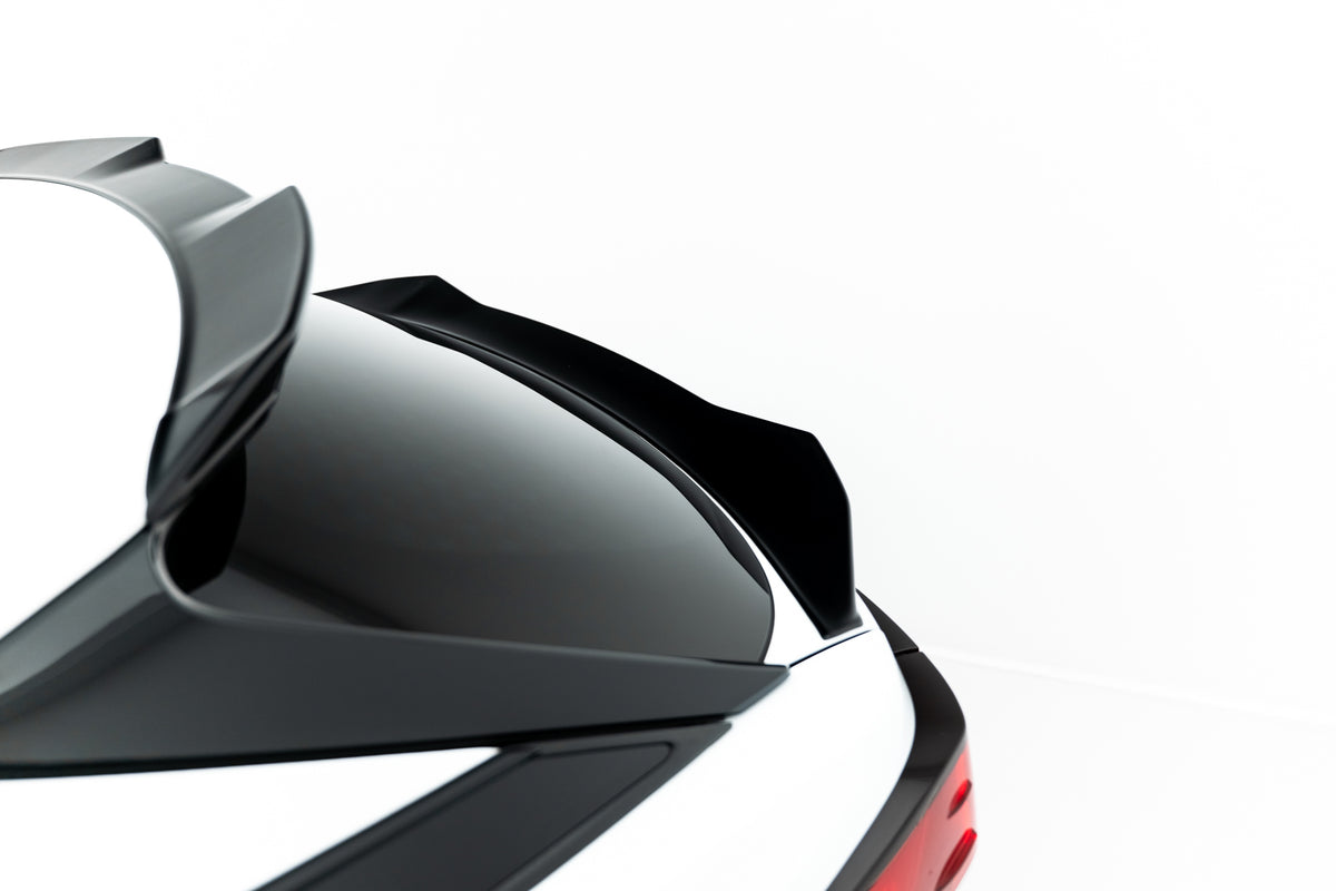 Nærbilde av blank sort spoiler cap til Lexus RX F-Sport Mk4 Facelift